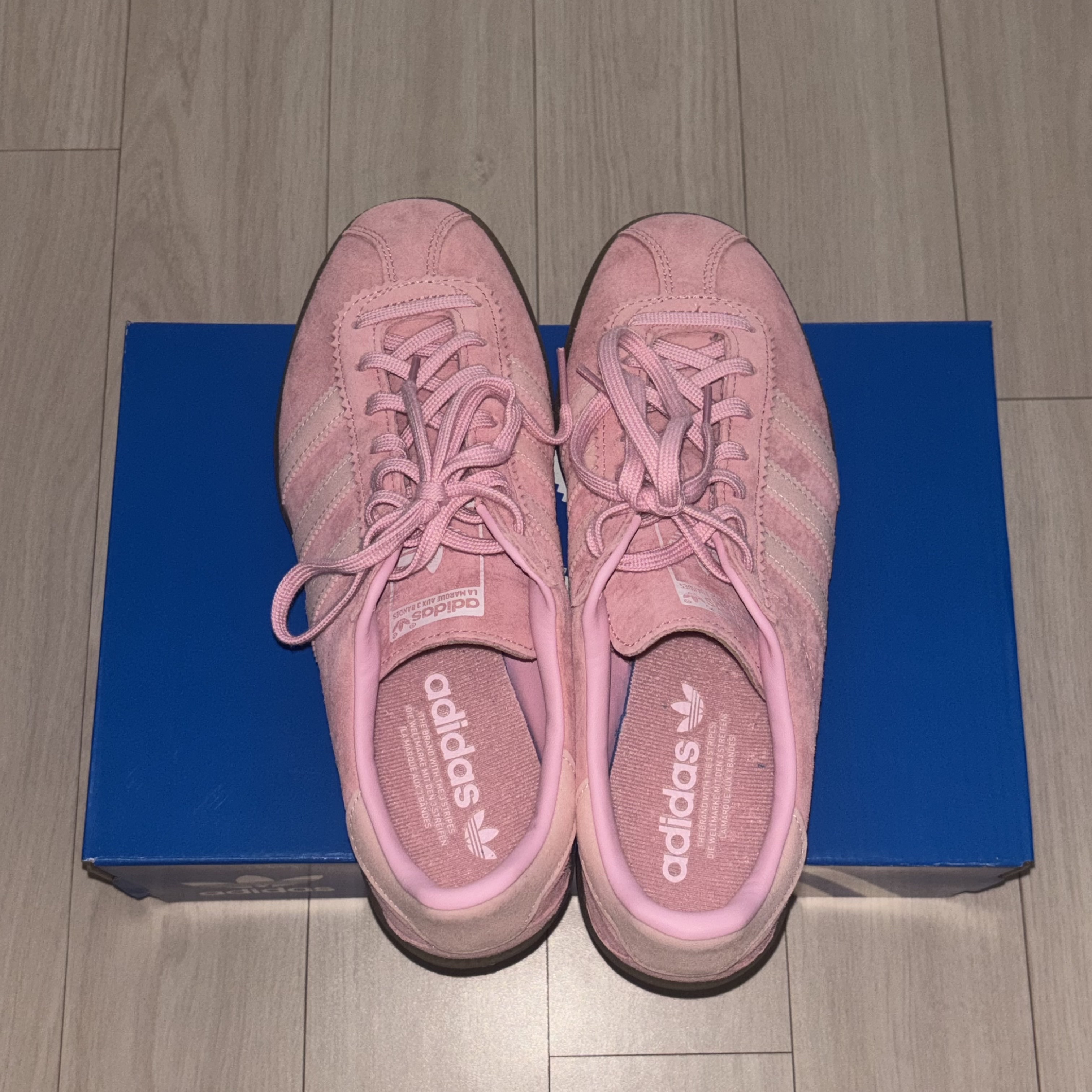 Adidas Bermuda Glow Pink 착용 스타일 - 2