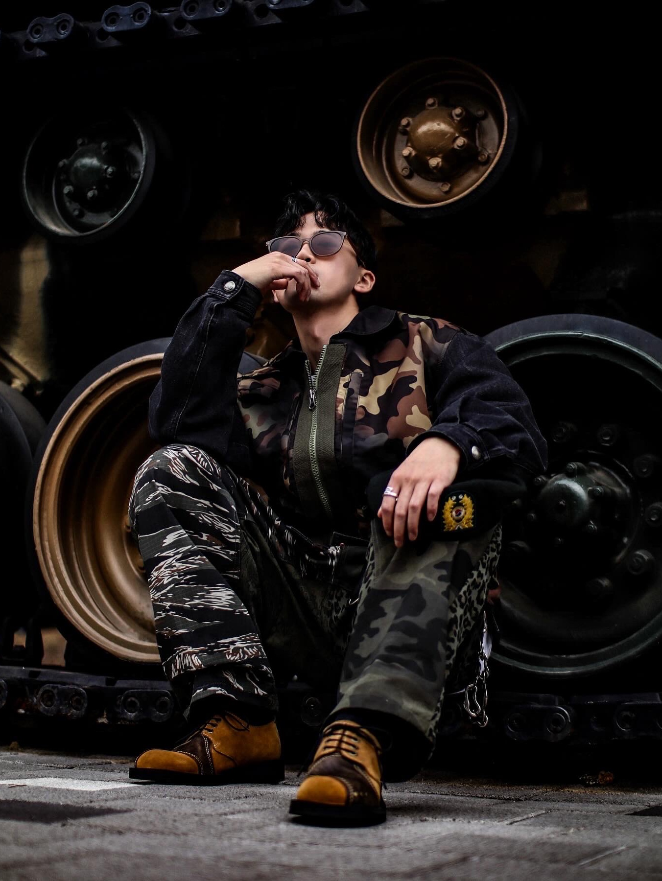 [KREAM 단독] ADSB Andersson Bell Camouflage Zip-Up Denim Jacket Black 착용 스타일 - 3