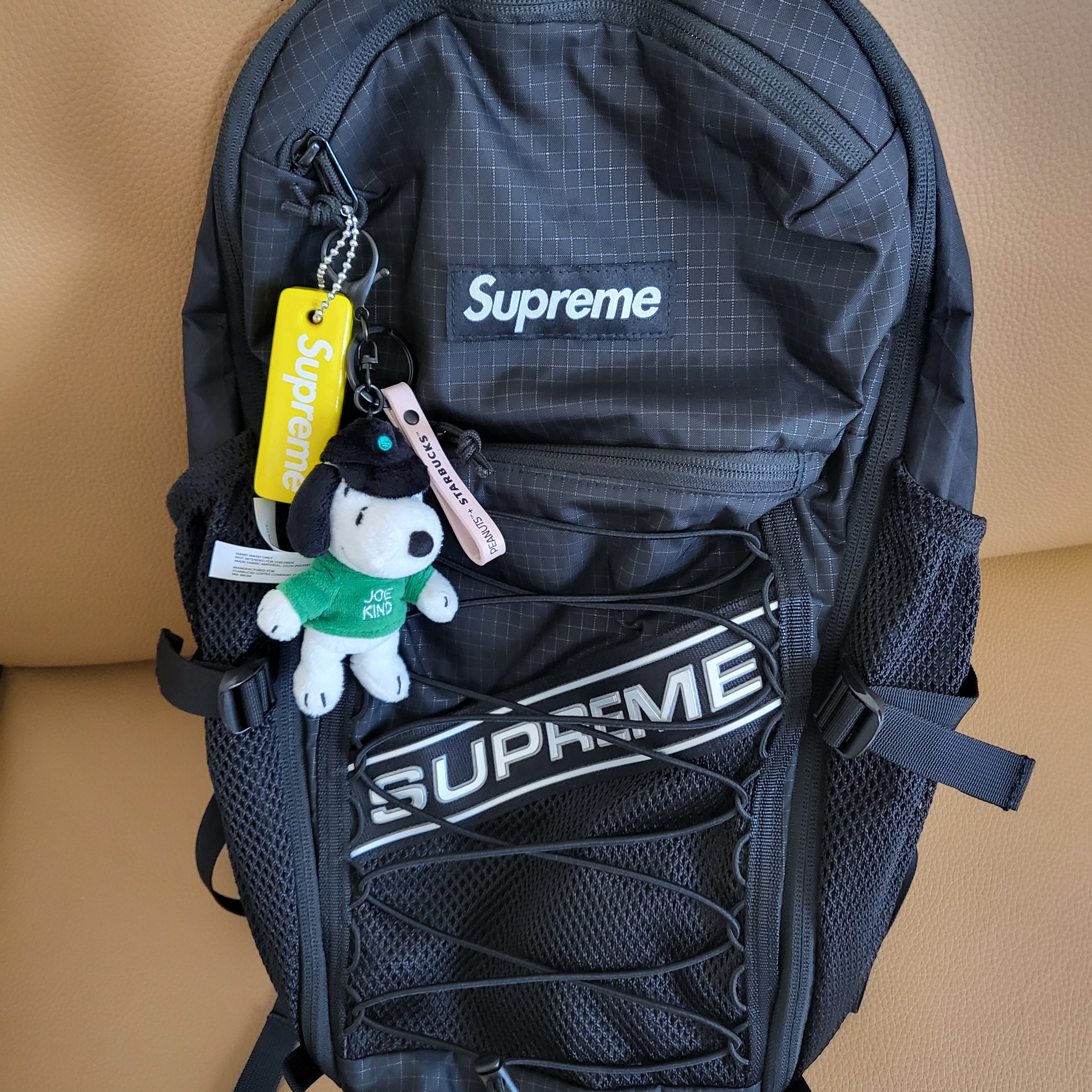 Supreme Backpack Black - 23FW, Supreme Floating Keychain Yellow - 23FW 착용 스타일