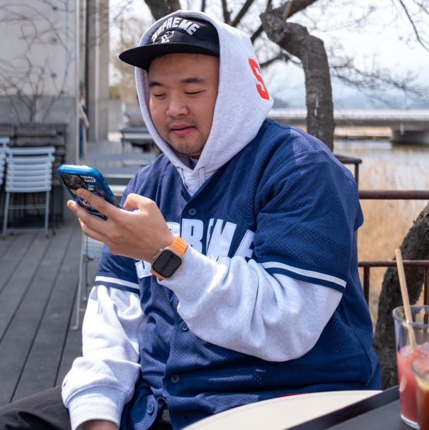 슈프림 울트라스웨이드 메쉬 베이스볼 저지 네이비 - 24SS, 슈프림 미첼 & 네스 NCAA 후드 스웨트셔츠 애쉬 그레이 - 24FW 착용 스타일 - 1