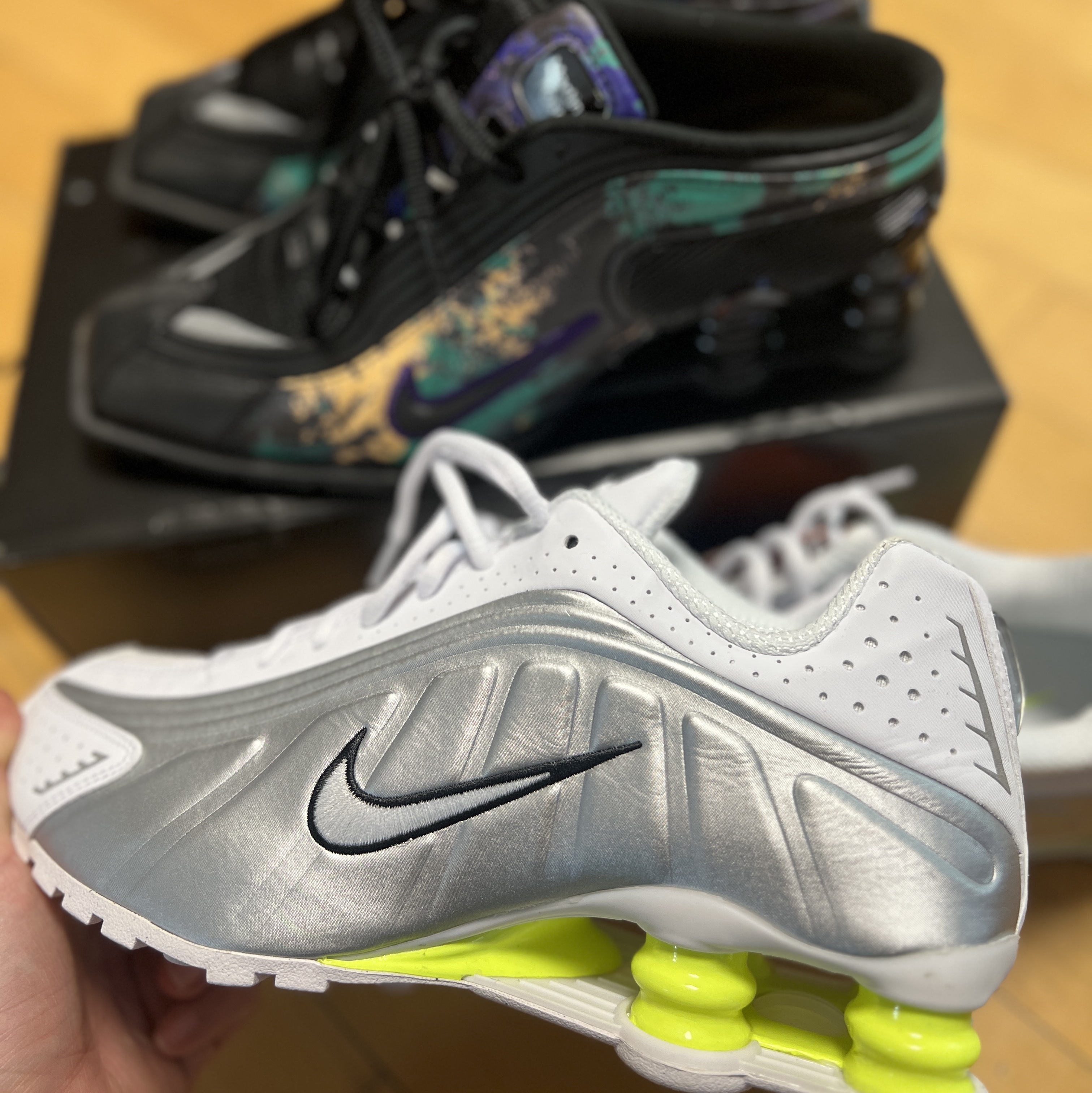 (W) Nike Shox R4 White Metallic Silver 착용 스타일