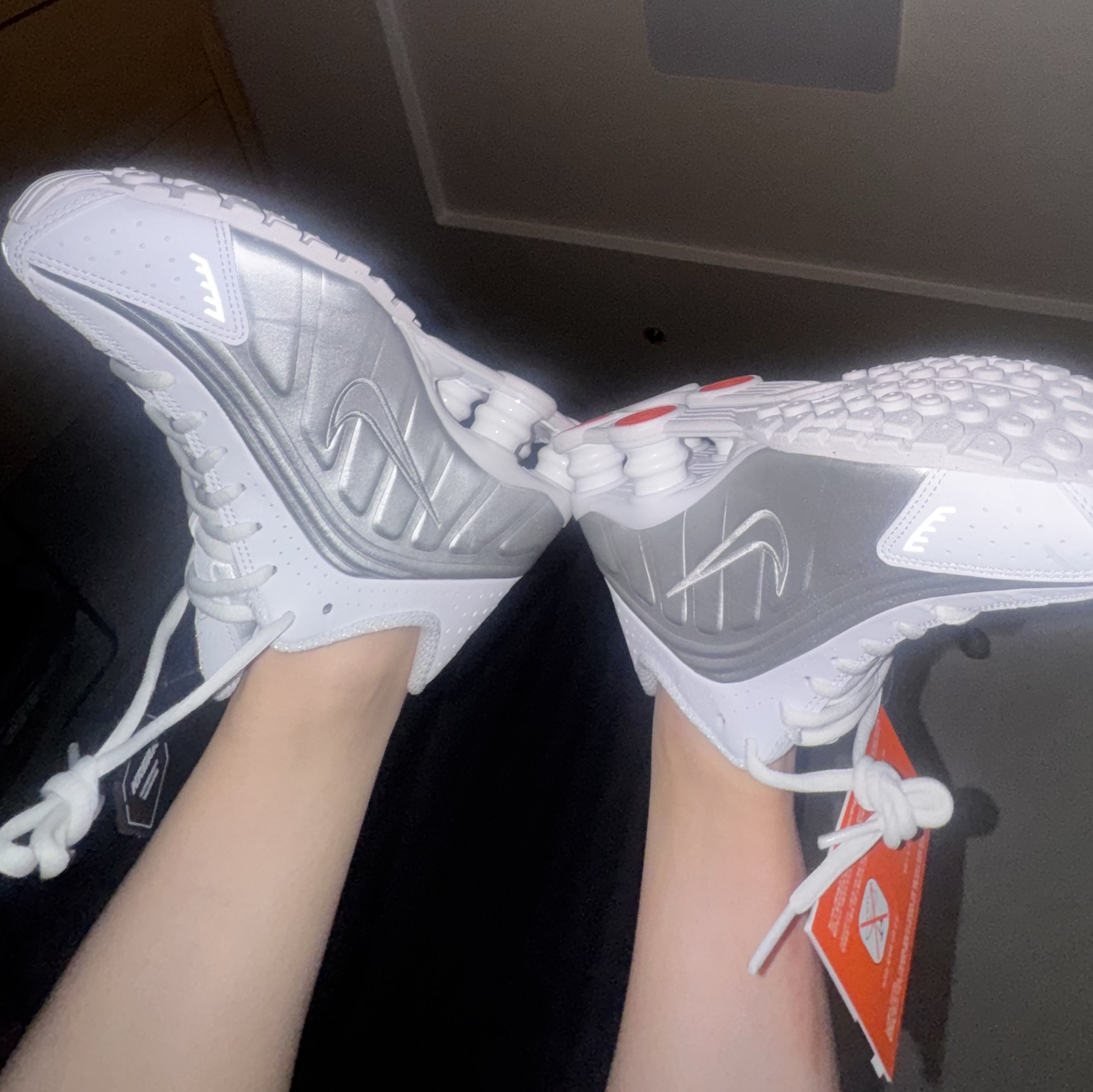 (W) Nike Shox R4 White Metallic Silver 착용 스타일