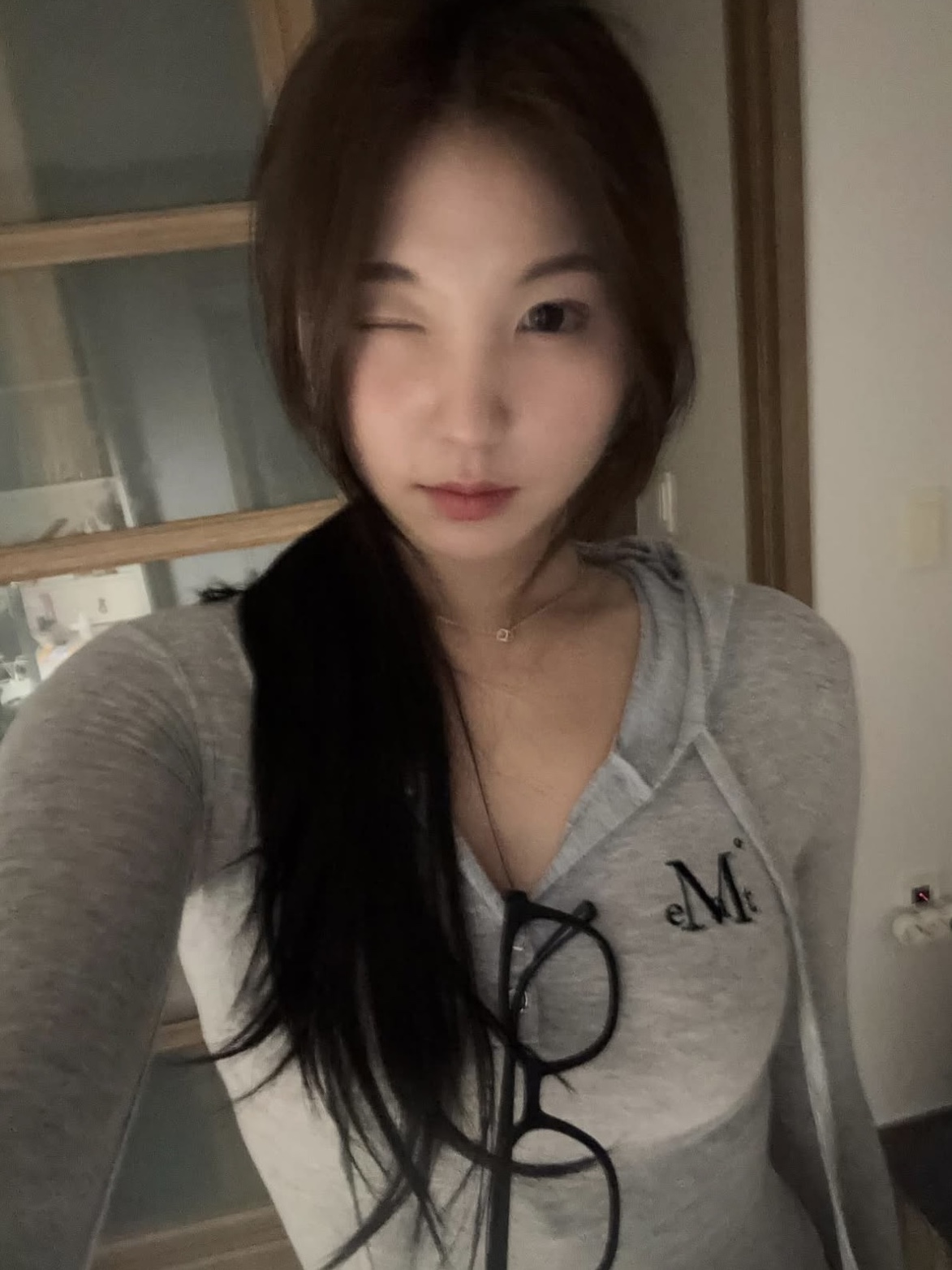 무센트 루엔 시그니처 슬림 후드 티 그레이 착용 스타일 - 3