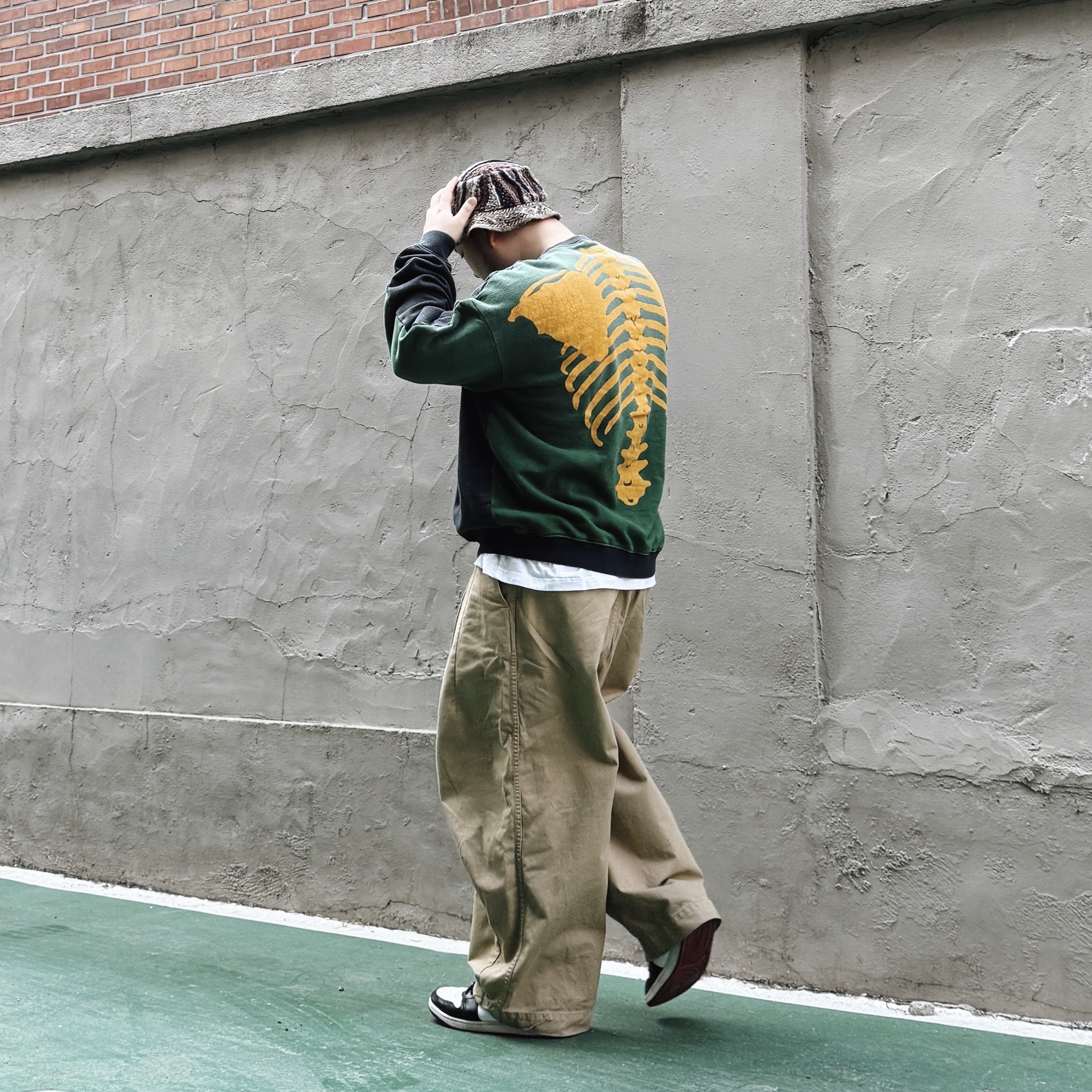 Kapital 2 Tone Big Fleece Sweatshirt Black Green, Kapital 7G Knit Gaudy Bucket Hat Green Khaki 착용 스타일 - 1