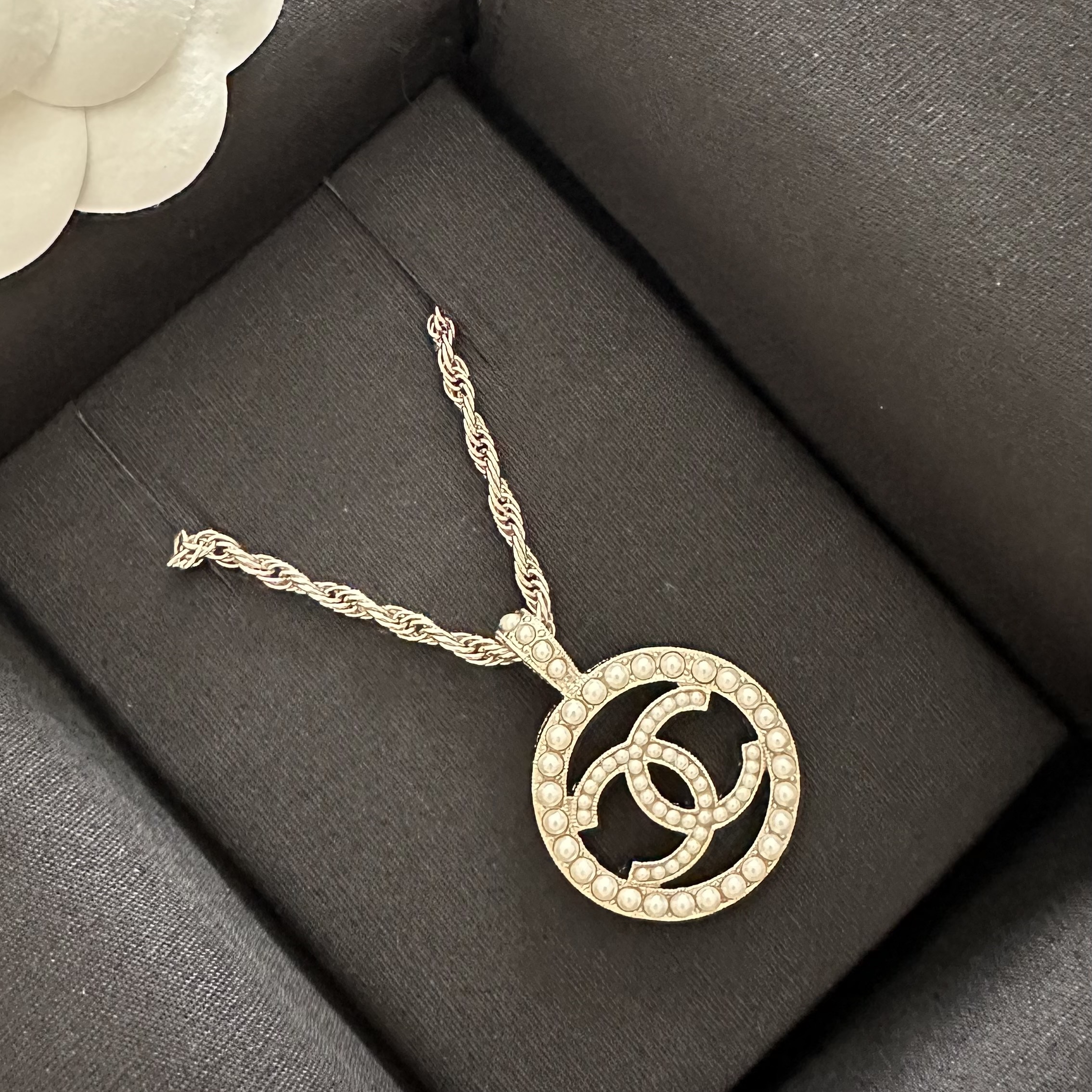 (W) Chanel Necklace Metal & Gold Pearly White 착용 스타일