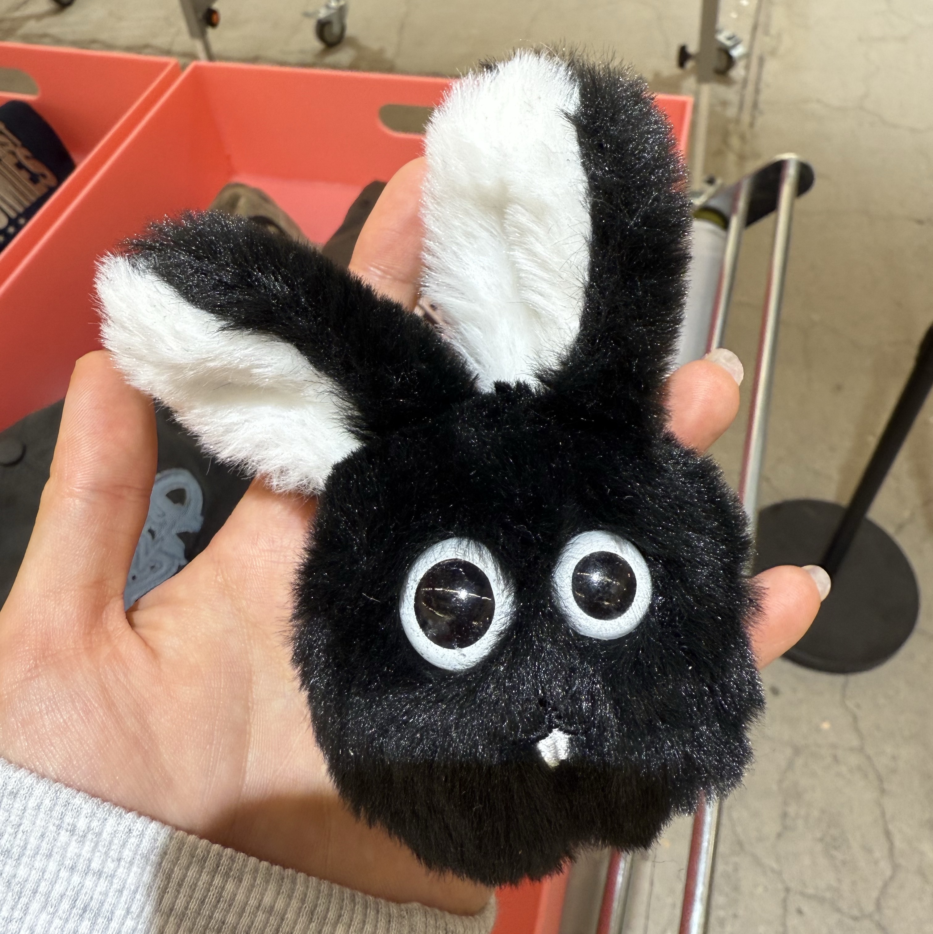 ISTKUNST Odd Rabbit Face Doll Key Chain Black 착용 스타일