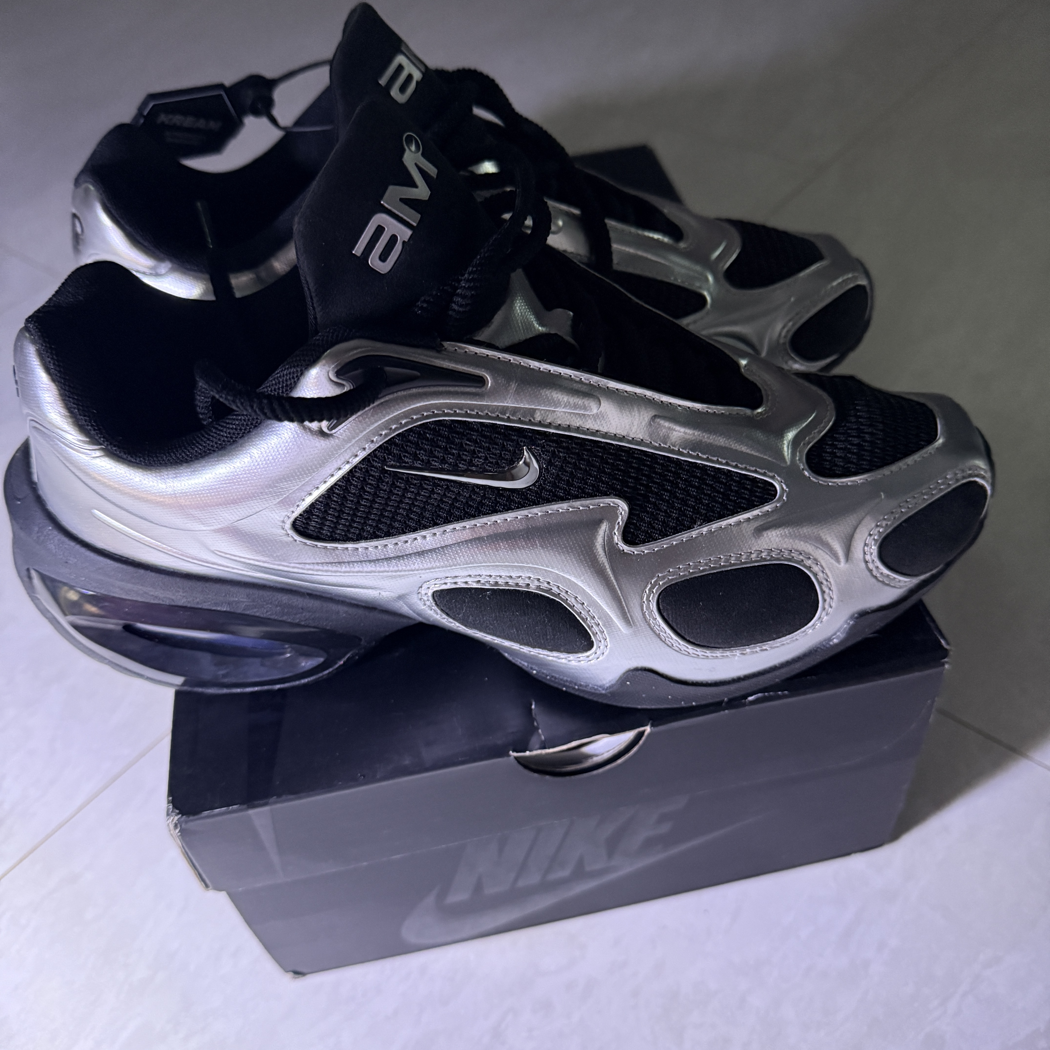 (W) Nike Air Max Muse Black and Metallic Silver 착용 스타일