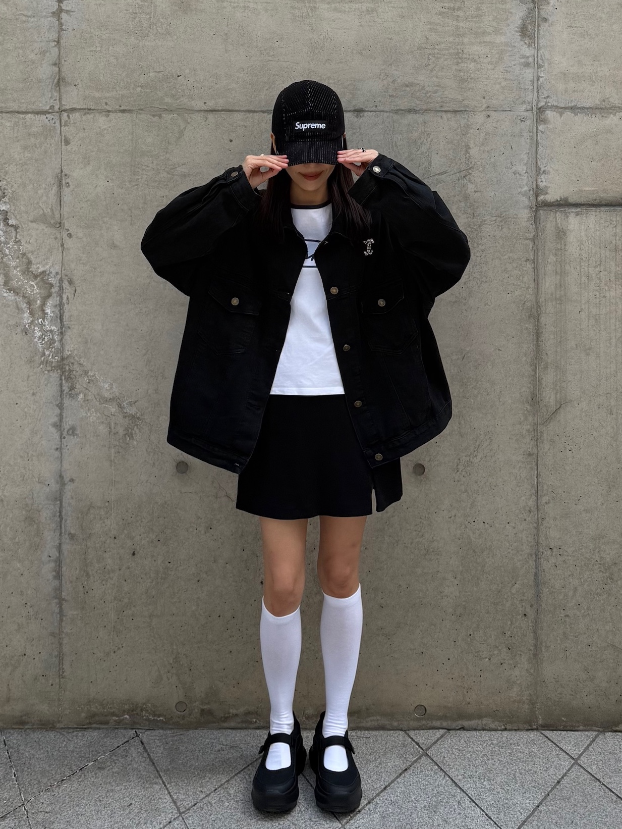 Supreme 2-Tone Corduroy Camp Cap Black - 23SS, Supreme Utility Bag Black - 25SS 착용 스타일 - 1