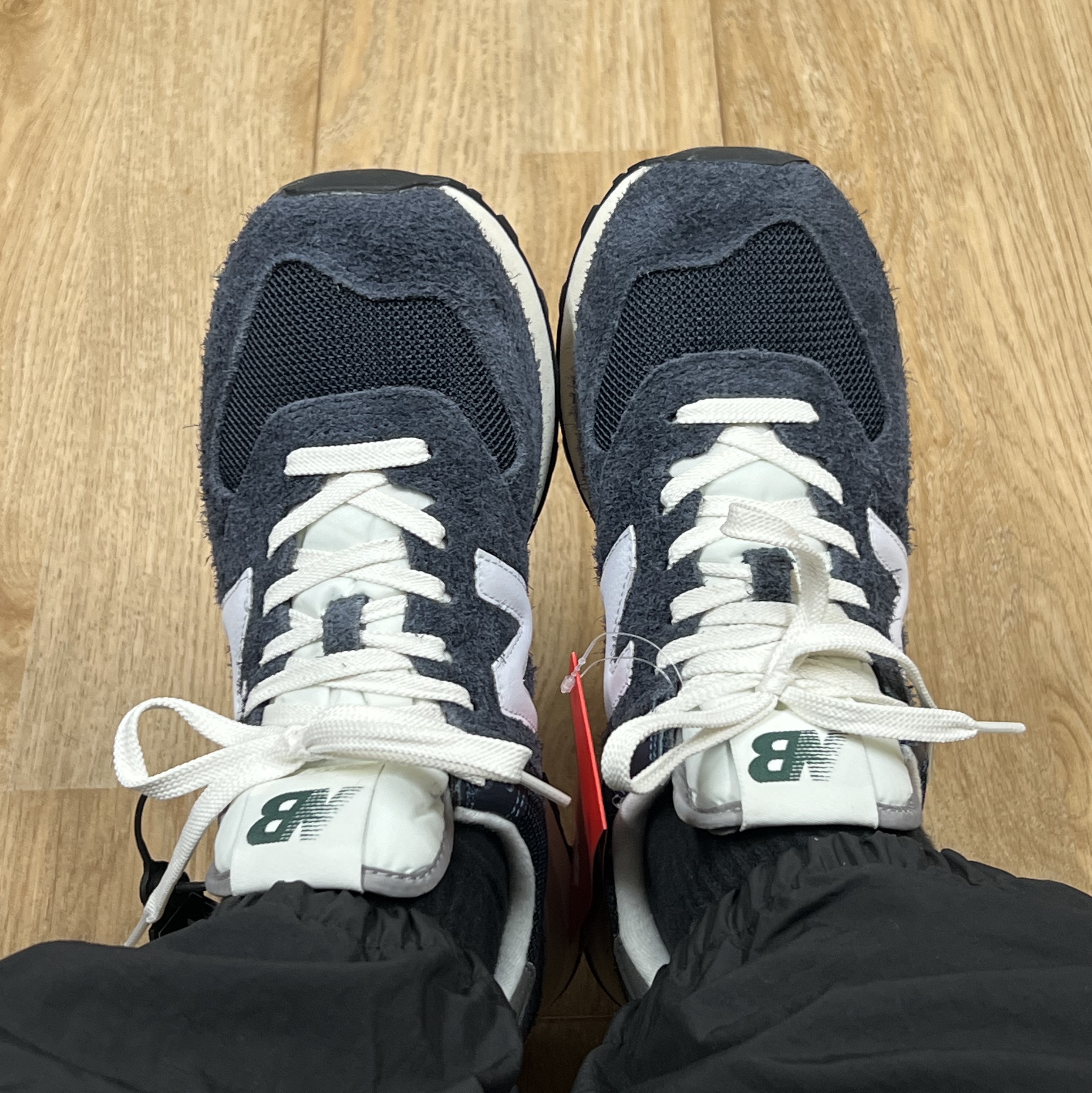 New Balance 574 Heritage Navy 착용 스타일