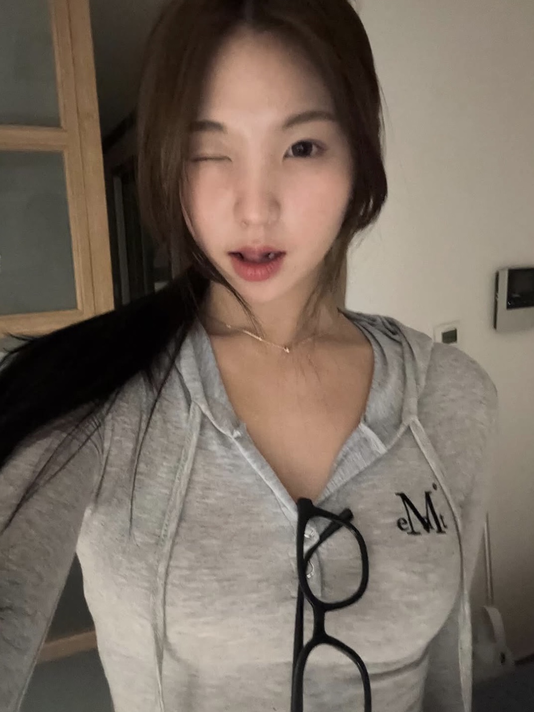 무센트 루엔 시그니처 슬림 후드 티 그레이 착용 스타일 - 4