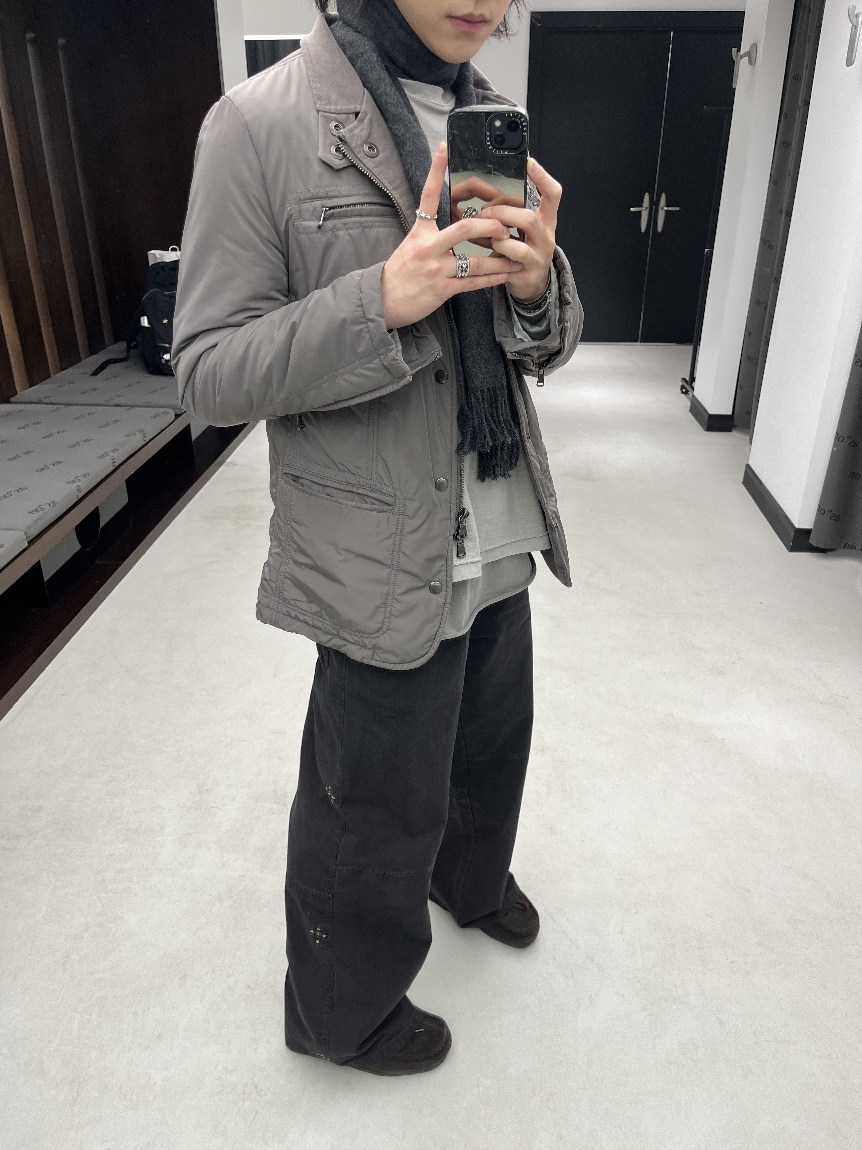 폴리테루 휴먼인덱스 휴먼 슬리브리스 그레이 베이지, 폴리테루 1011 고시마 팬츠 리벳 플라워 빈티지 차콜 착용 스타일 - 4