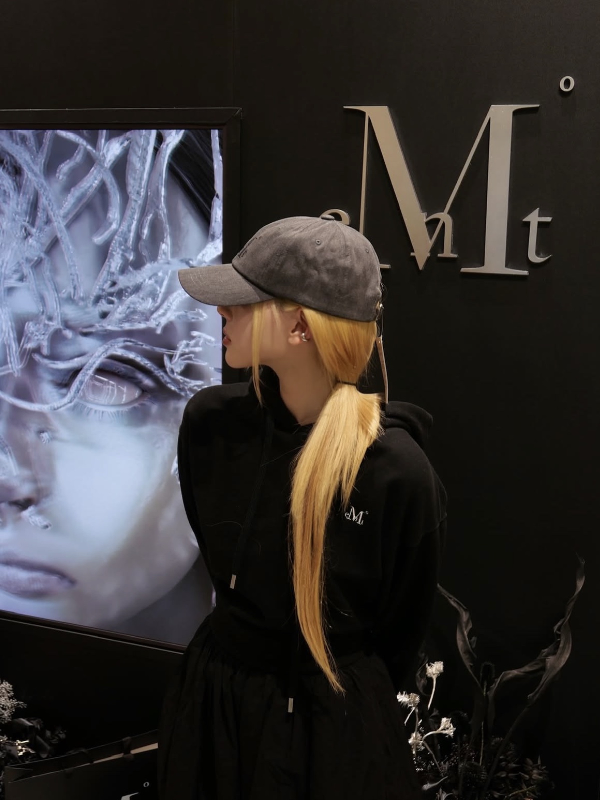 MUCENT Arc Back Logo Hoodie Black, MUCENT Signature Ballcap Dyeing Gray Denim 착용 스타일 - 3