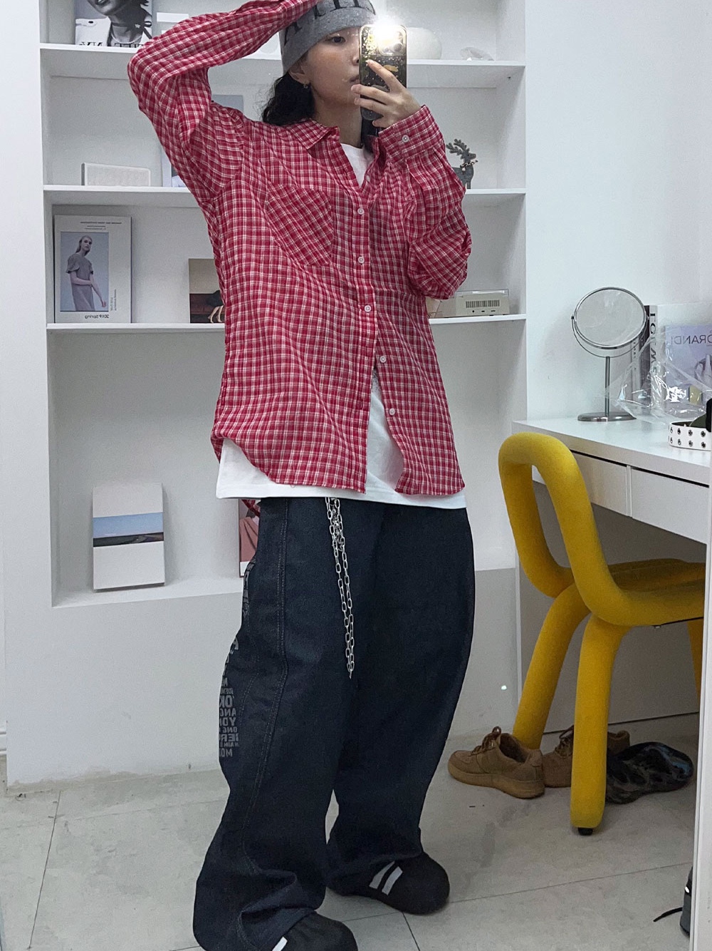 아디다스 아디폼 슈퍼스타 뮬 코어 블랙, 마뗑킴 로고 자카드 숏 비니 그레이 착용 스타일 - 2
