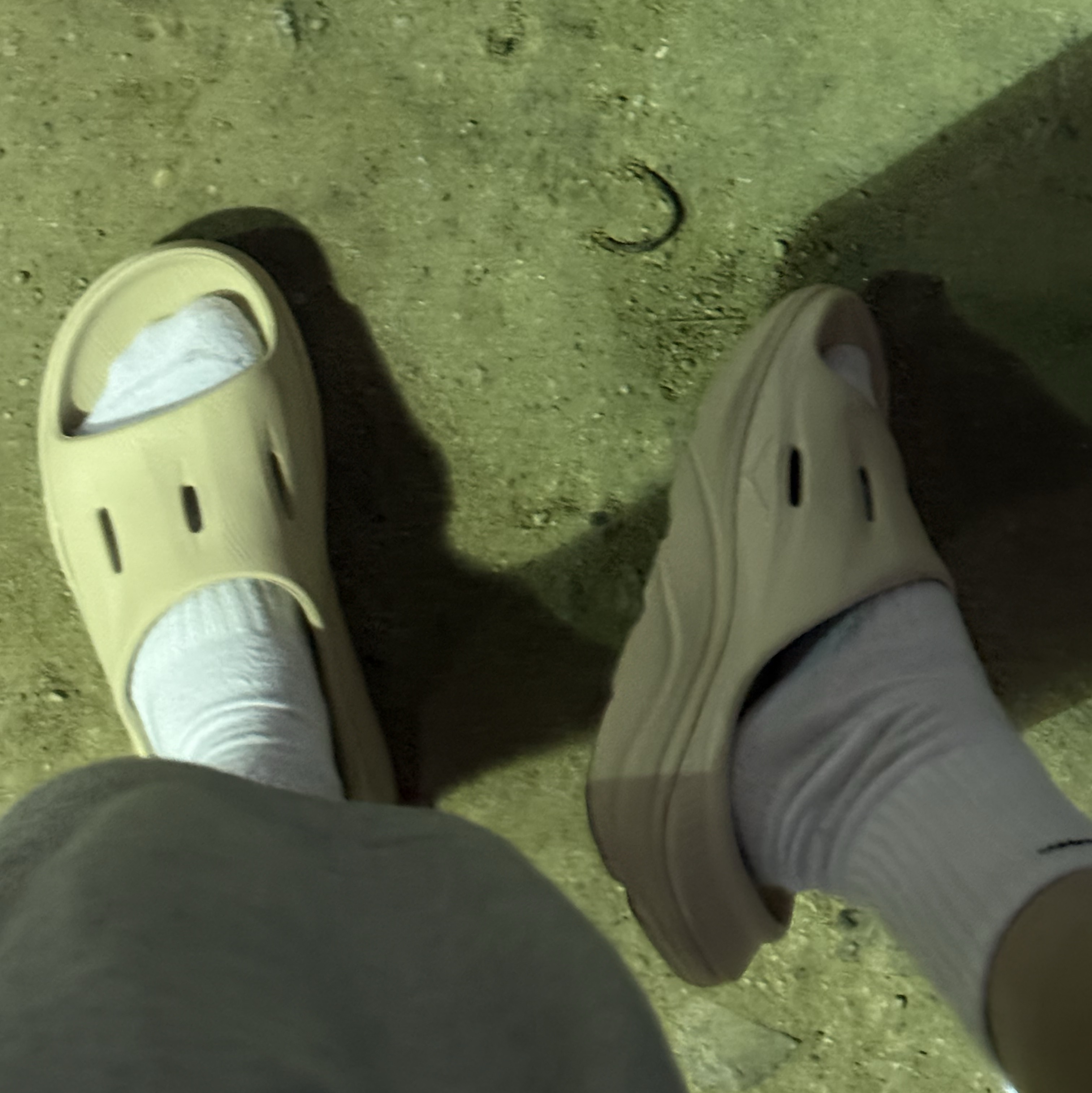 Hoka Ora Recovery Slide 3 Shifting Sand 착용 스타일