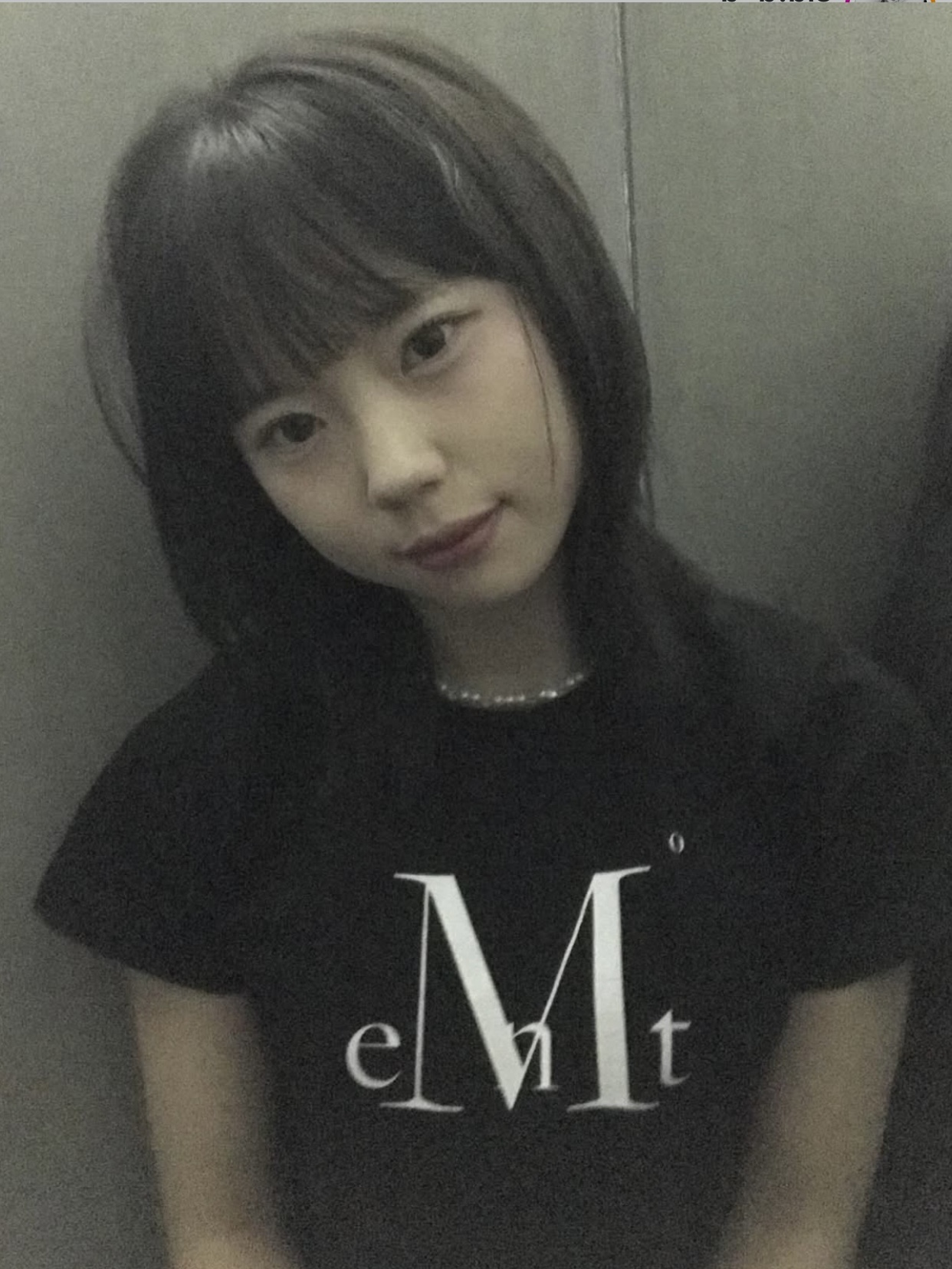 MUCENT Main Symbol Signature Logo Half T Black 착용 스타일 - 3