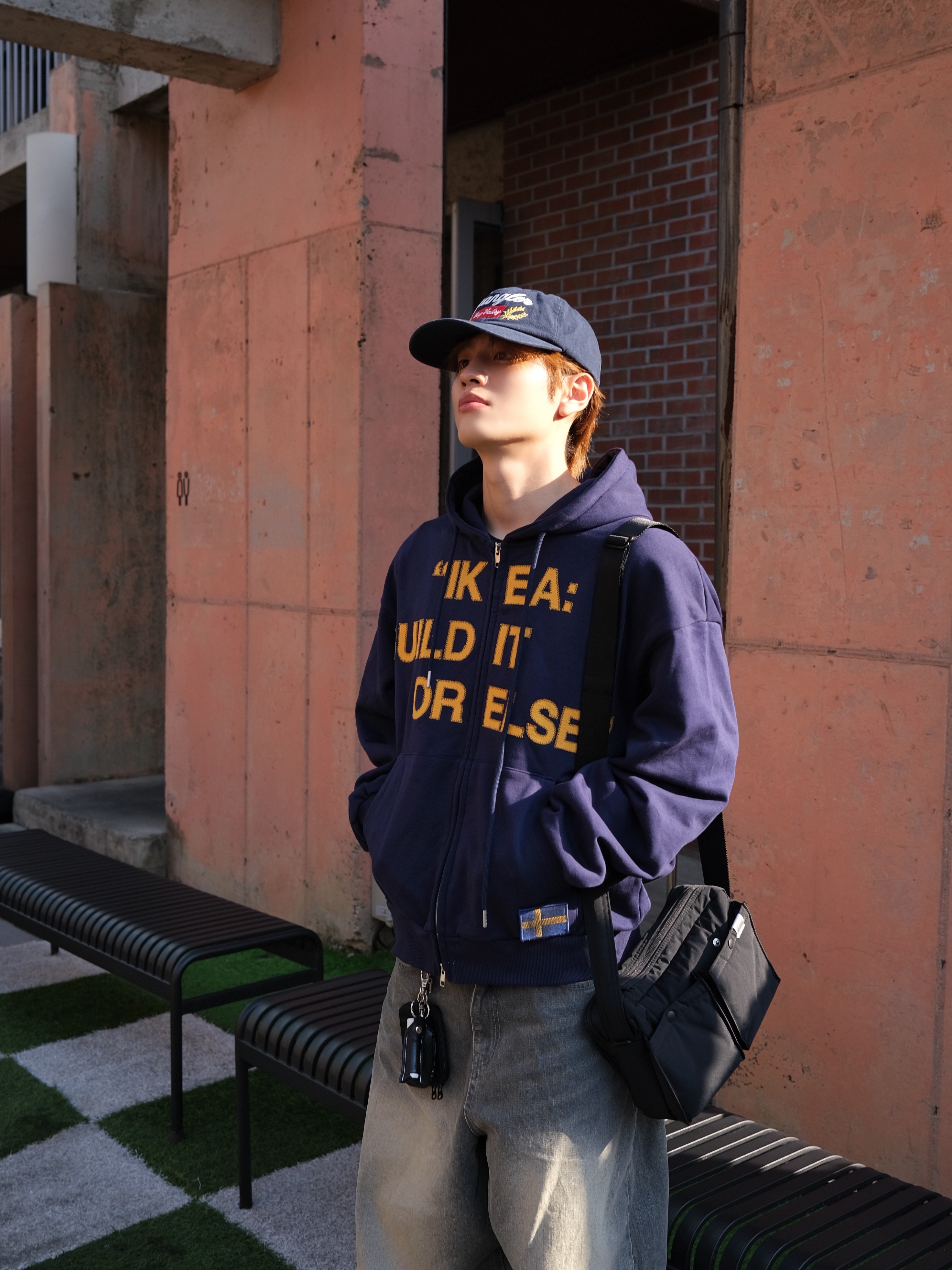 Wrangler Note Writing Cap Navy, Uniqlo Multi Pocket Shoulder Bag Olive 착용 스타일 - 3