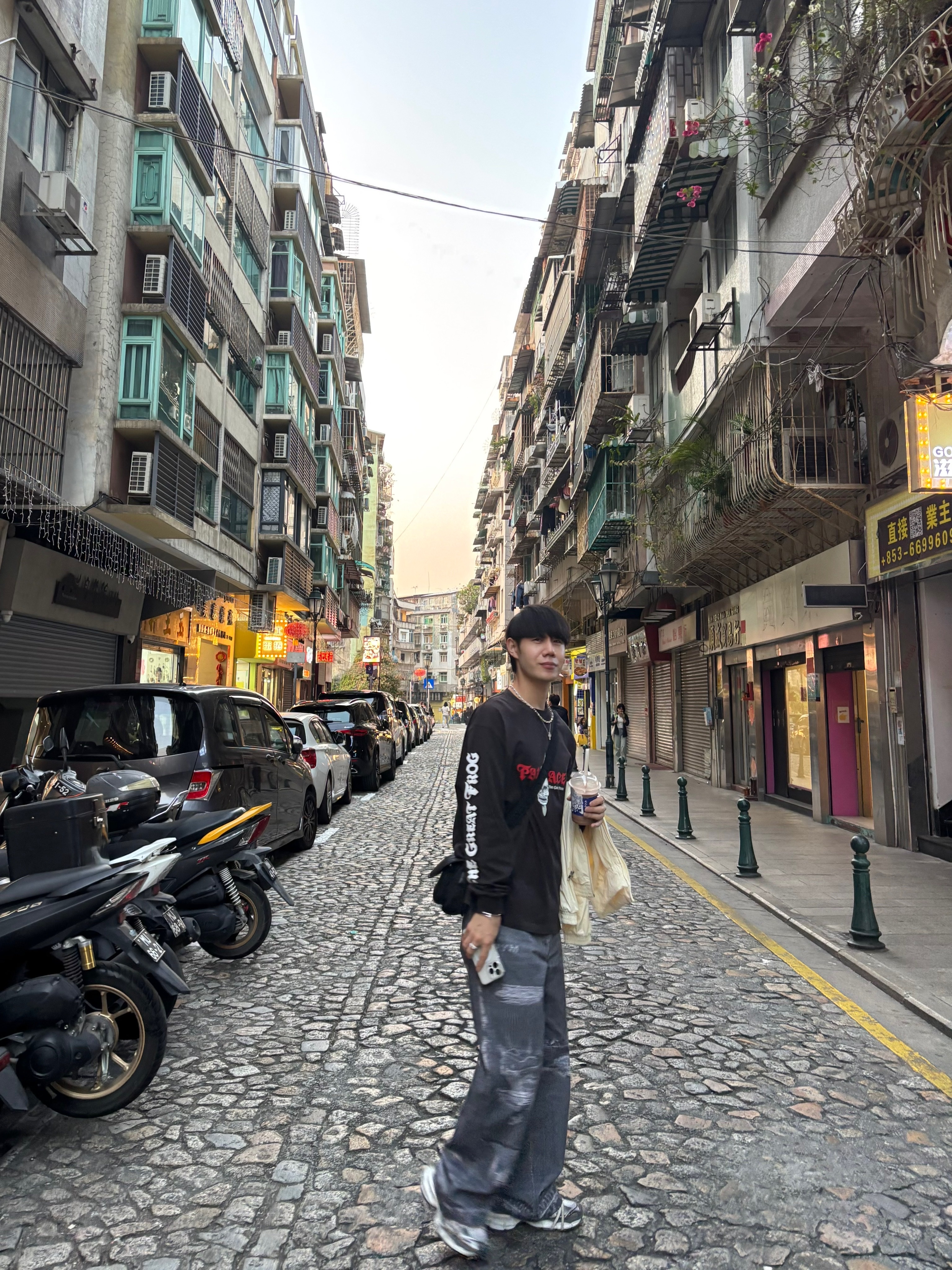 Palace TGF Long Sleeve Black - 24FW, Balenciaga 3XL Sneakers Grey White Red 착용 스타일 - 2