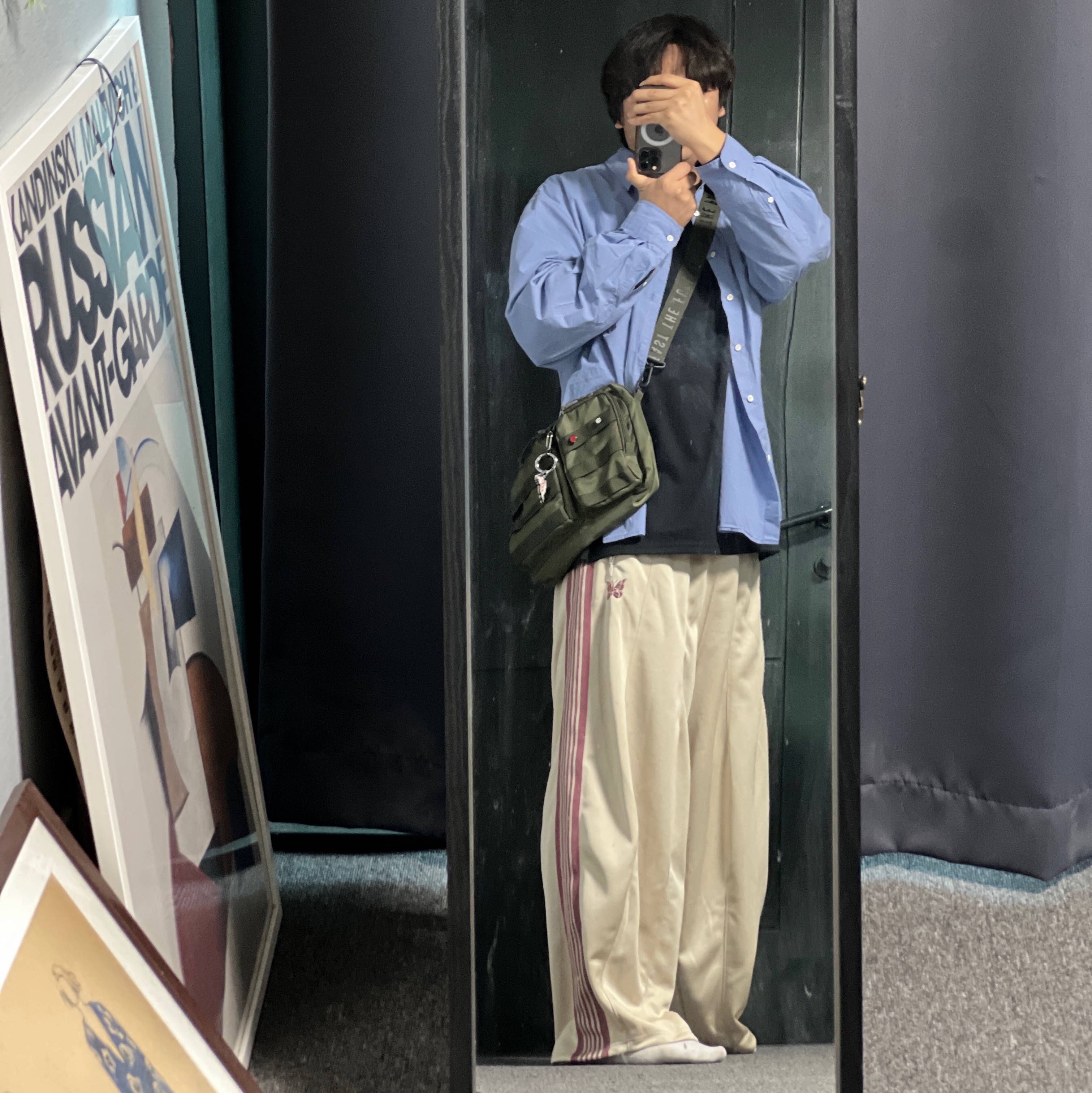 Needles H.D. Track Pants Poly Smooth Ivory, Human Made Military Pouch Large Olive Drab 착용 스타일