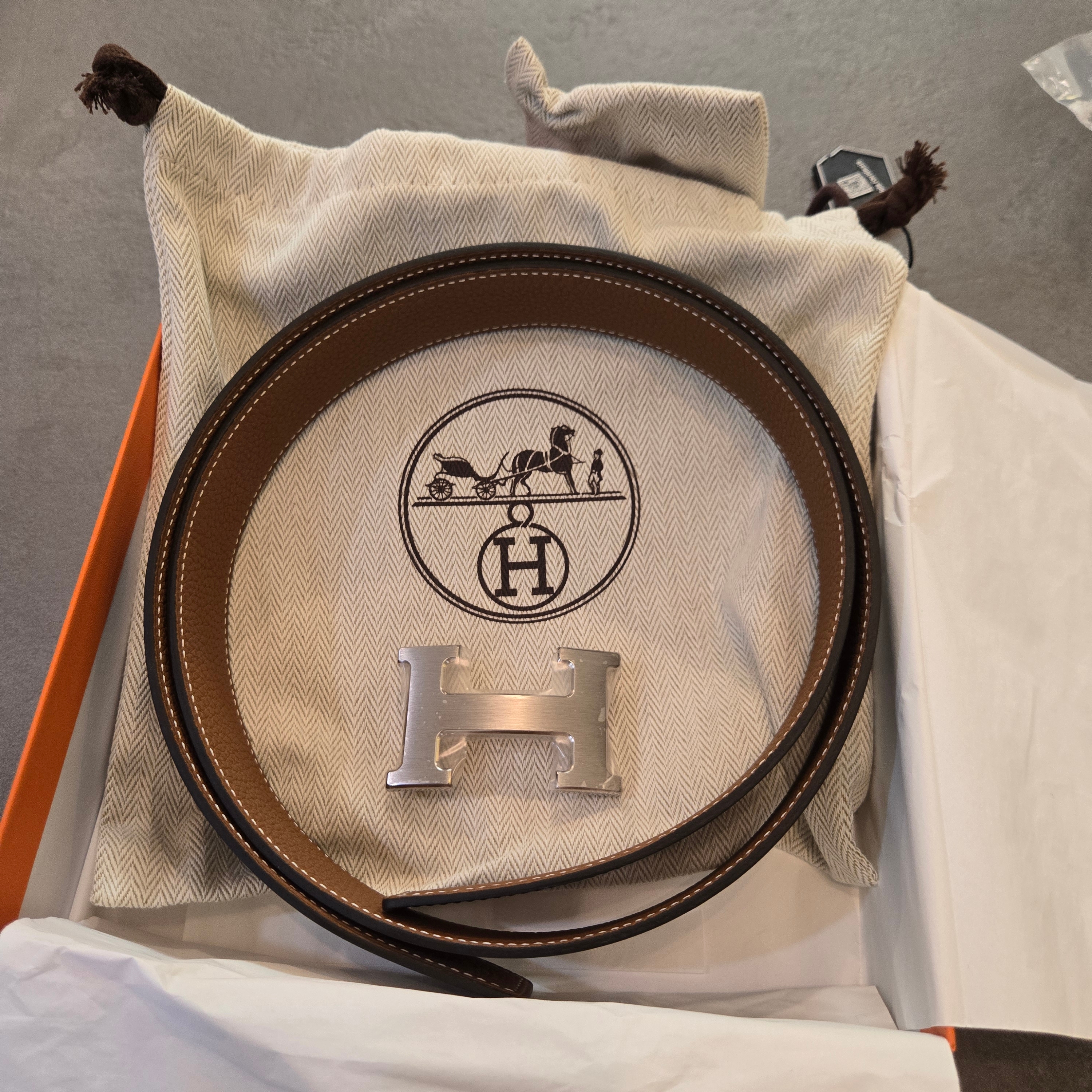 Hermes H Belt Buckle & Reversible Leather Strap 32mm & Gris Moyen Noir Gold 착용 스타일 - 2