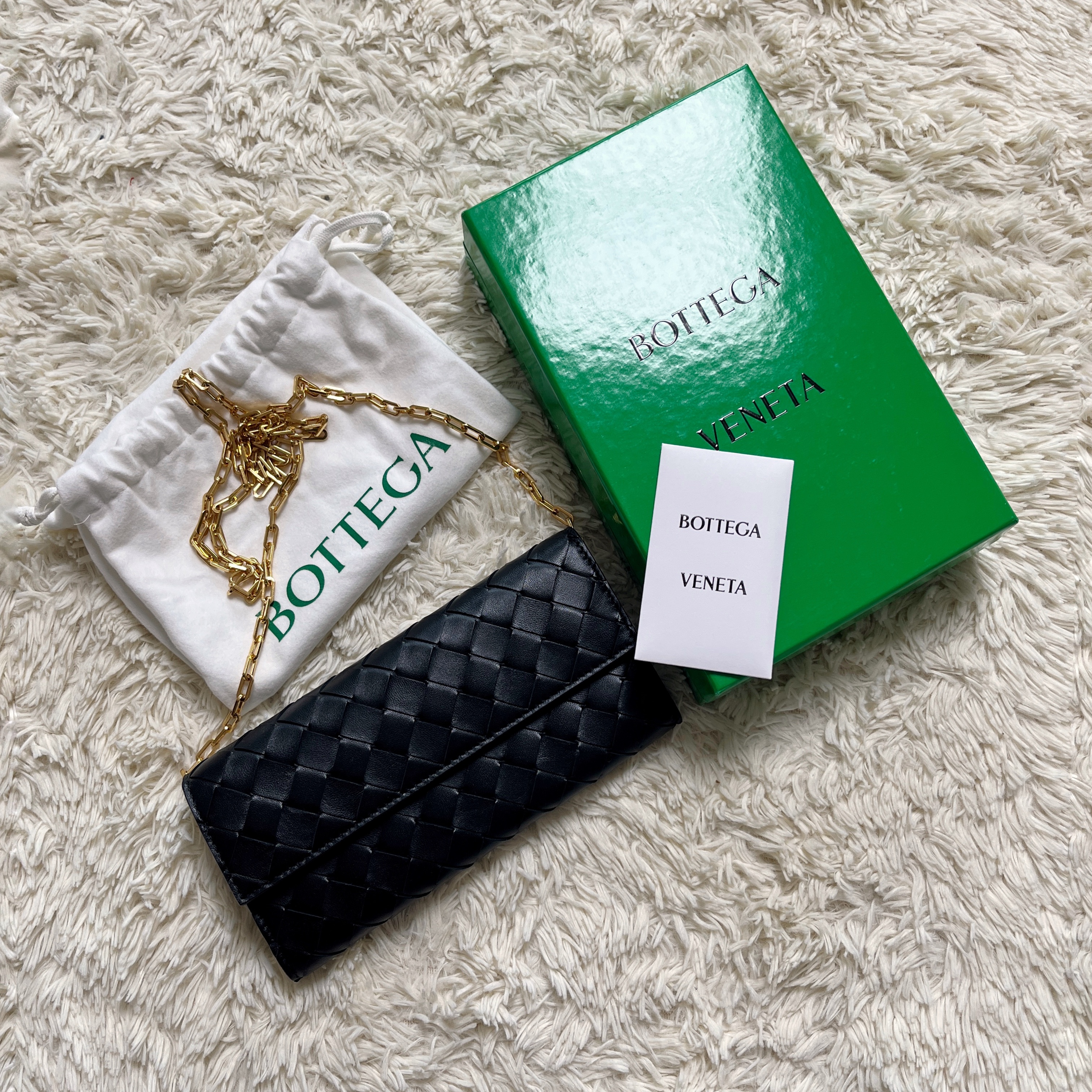 Bottega Veneta Intrecciato Flap Mini Bag Black 착용 스타일