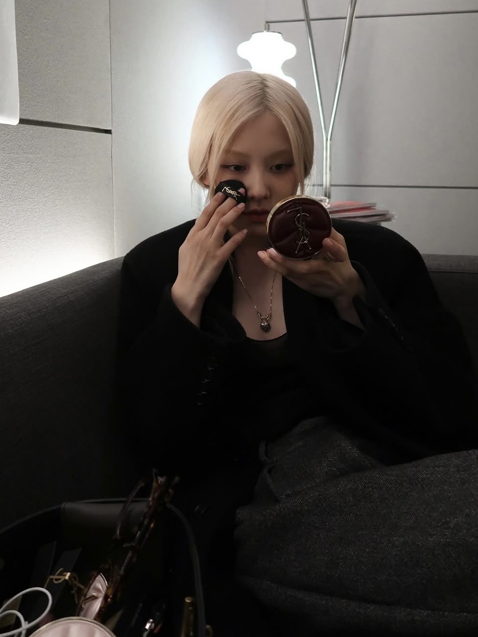입생로랑 바운스 레더 리미티드 에디션 뚜쉬 에끌라 글로우 팩트 쿠션 B20 아이보리, 입생로랑 바운스 레더 리미티드 에디션 뚜쉬 에끌라 글로우 팩트 쿠션 BR10 쿨 포슬린 착용 스타일 - 2