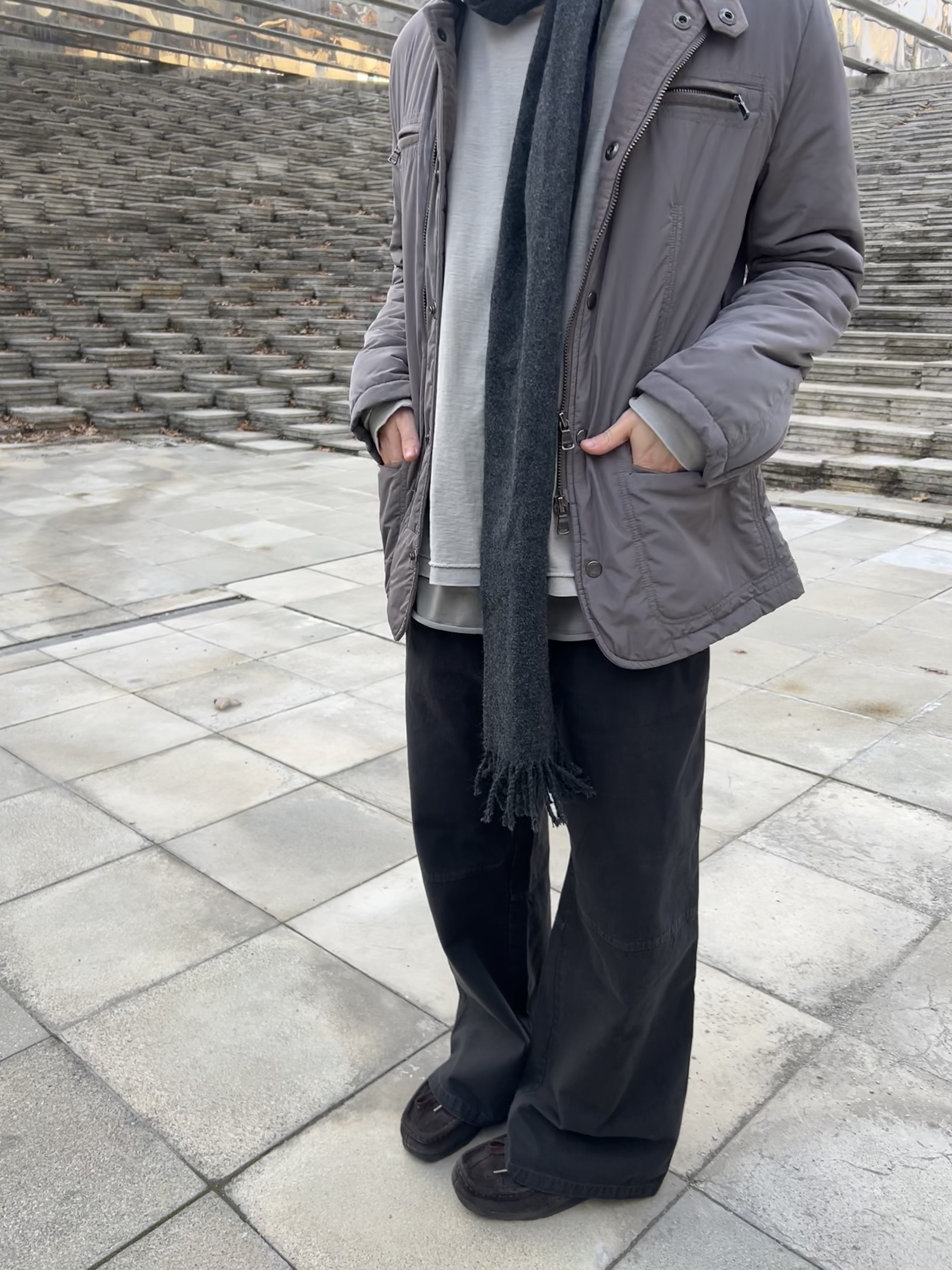 폴리테루 휴먼인덱스 휴먼 슬리브리스 그레이 베이지, 폴리테루 1011 고시마 팬츠 리벳 플라워 빈티지 차콜 착용 스타일 - 3