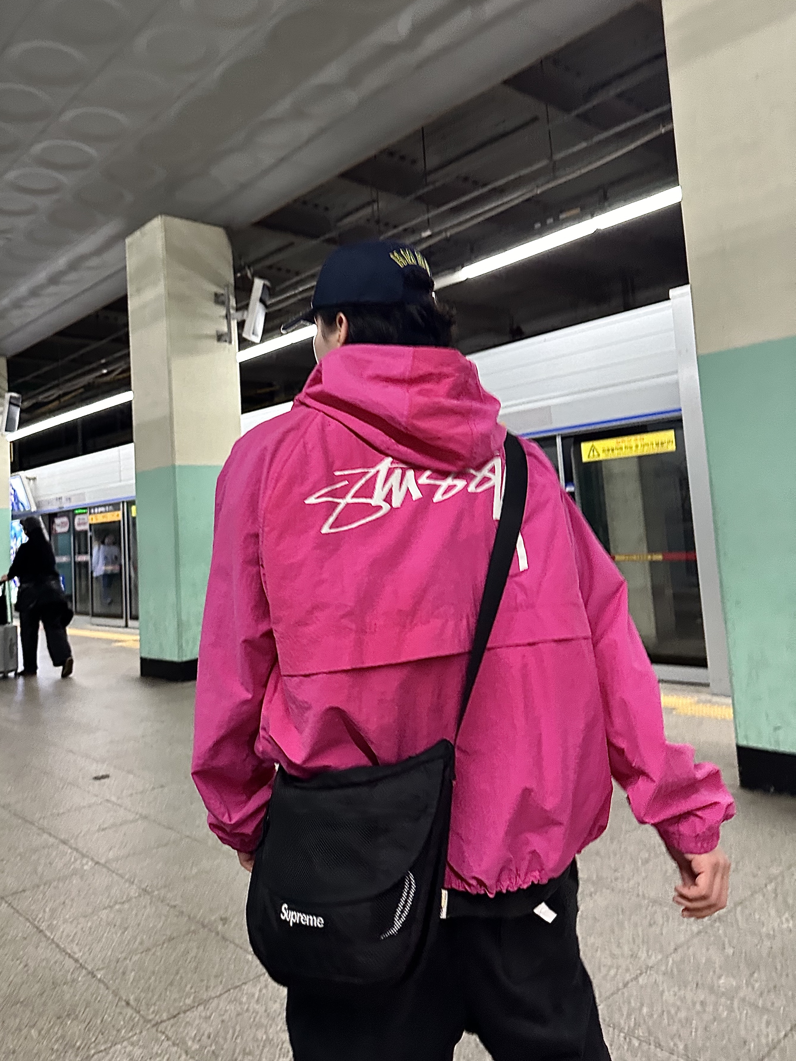 Stussy Wave Dye Beach Shell Jacket Fuchsia, Human Made 6 Panel Cap #2 Navy 착용 스타일