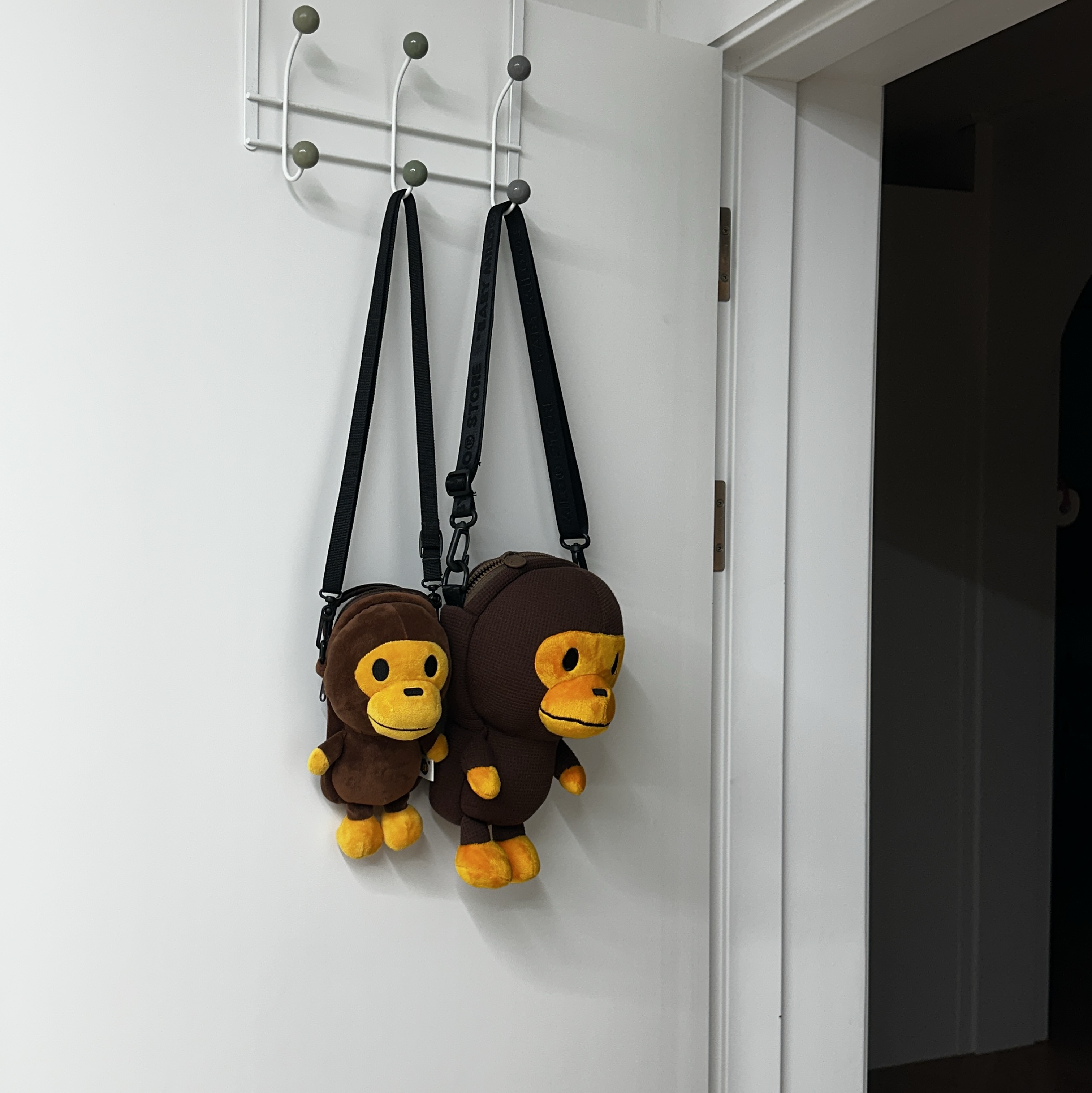 BAPE Baby Milo Plush Cross Bag Brown, BAPE Baby Milo Mobile Bag Brown 착용 스타일
