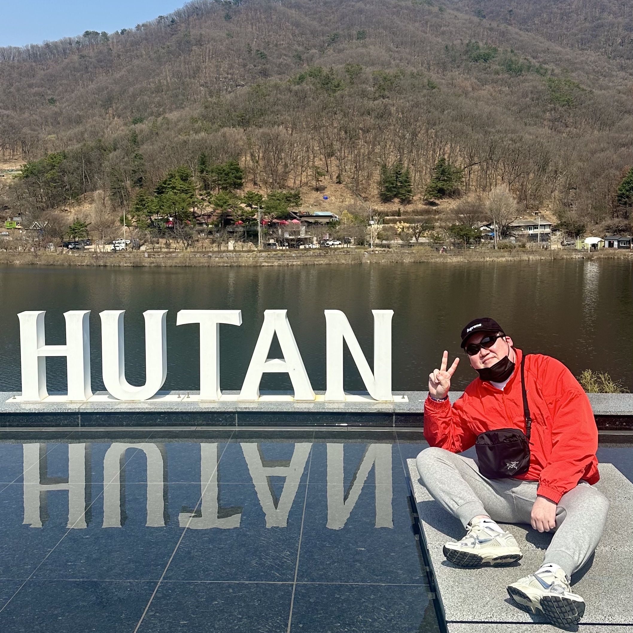 Nike x Stussy Windrunner Jacket Habanero Red 착용 스타일 - 2