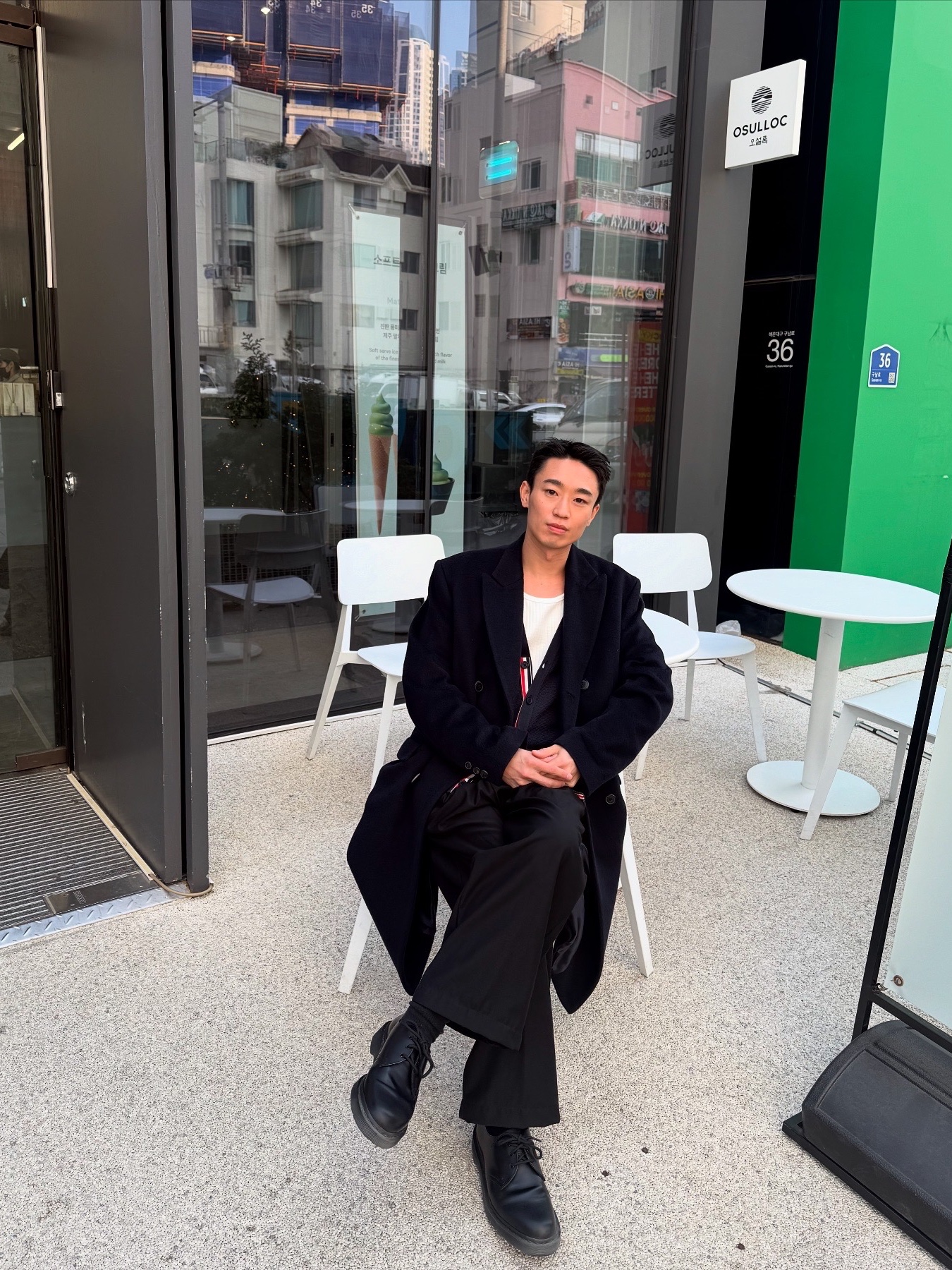 톰브라운 오픈 라셀 스티치 사선 브이넥 가디건 네이비, 닥터마틴 1461 모노 블랙 착용 스타일