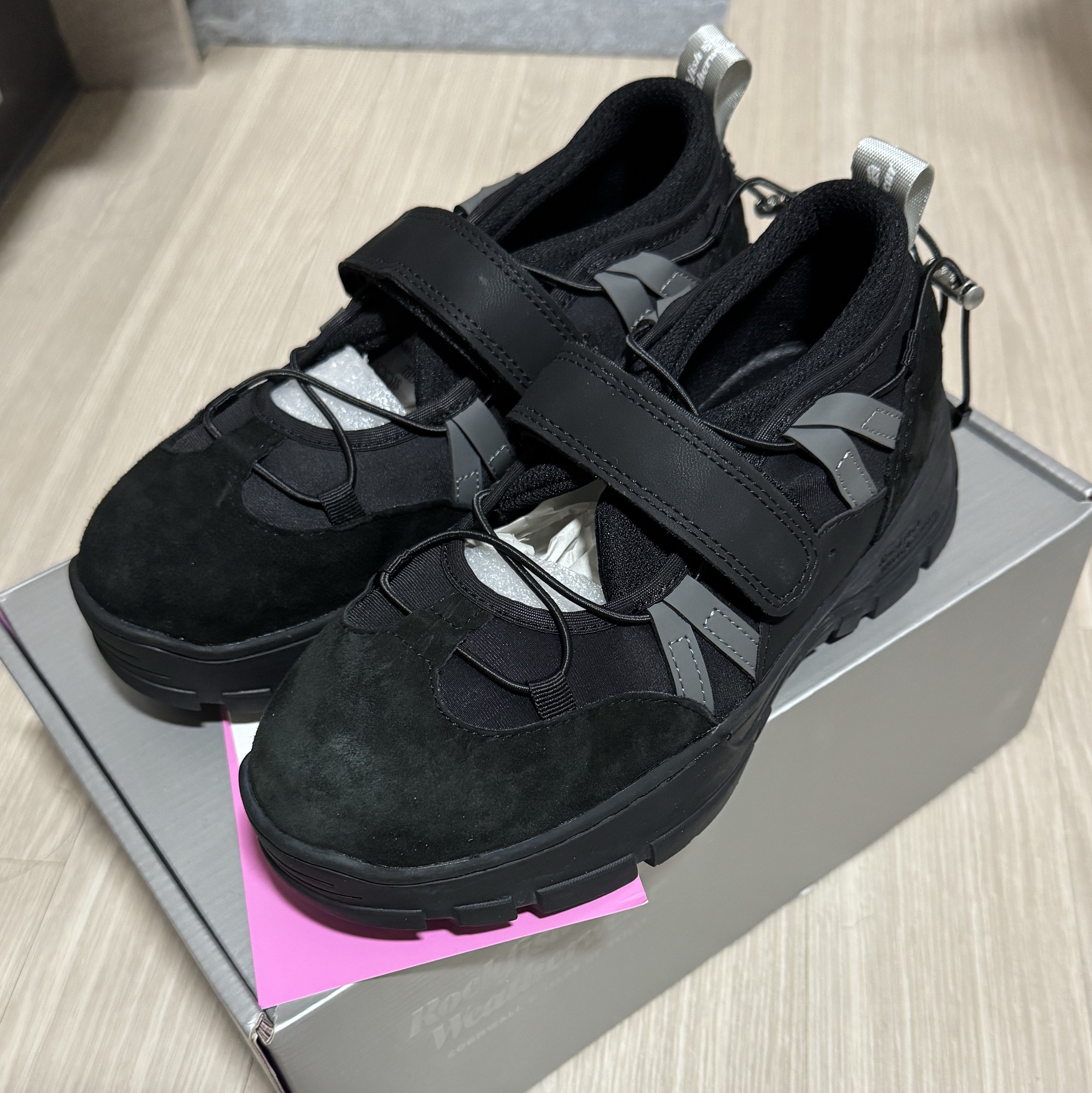 (W) Rockfishweatherwear Bryn Velcro Sneakers V1 Black 착용 스타일