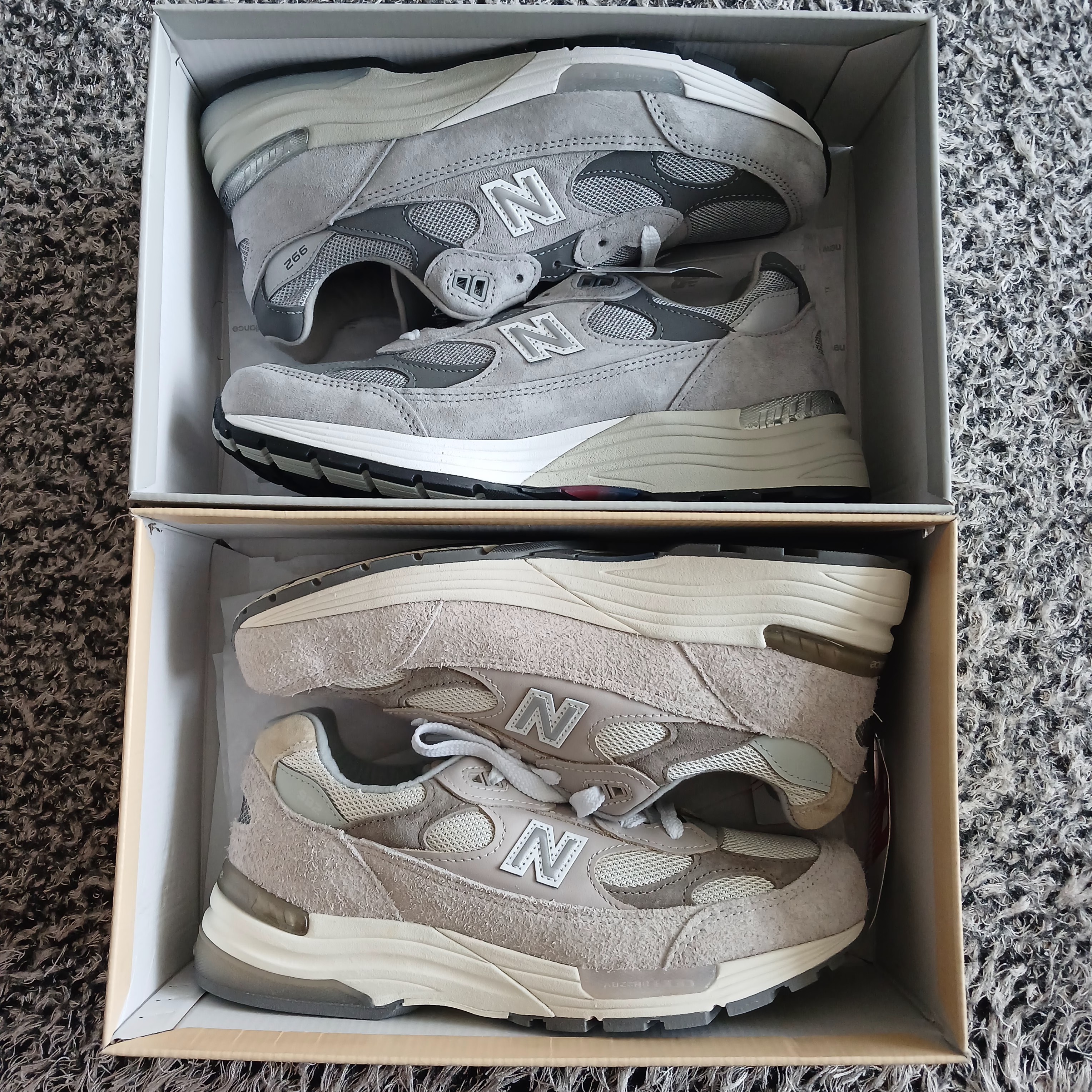 New Balance 992 Made in USA Core Grey Silver Metallic, New Balance 992 Made in USA Moonrock Mushroom 착용 스타일 - 2