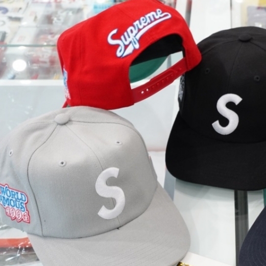 슈프림 월드 페이머스 S 로고 6-패널 블랙 - 25SS | Supreme | KREAM