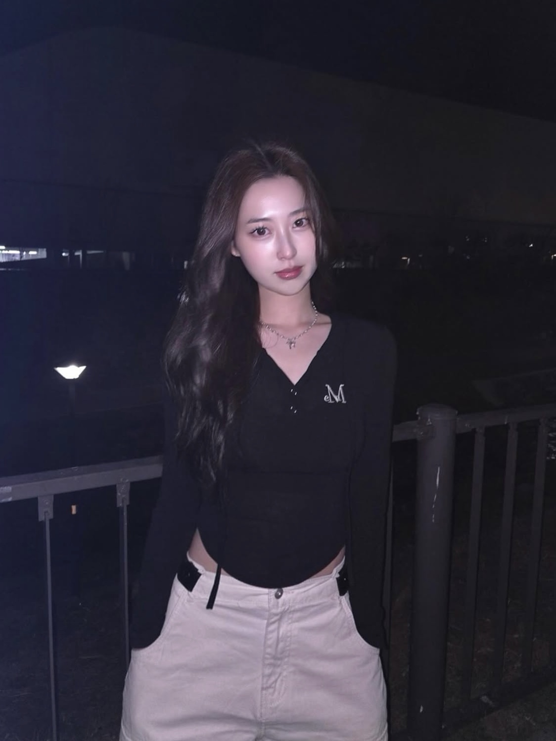 MUCENT Ruen Signature Slim Hood T Black 착용 스타일 - 3