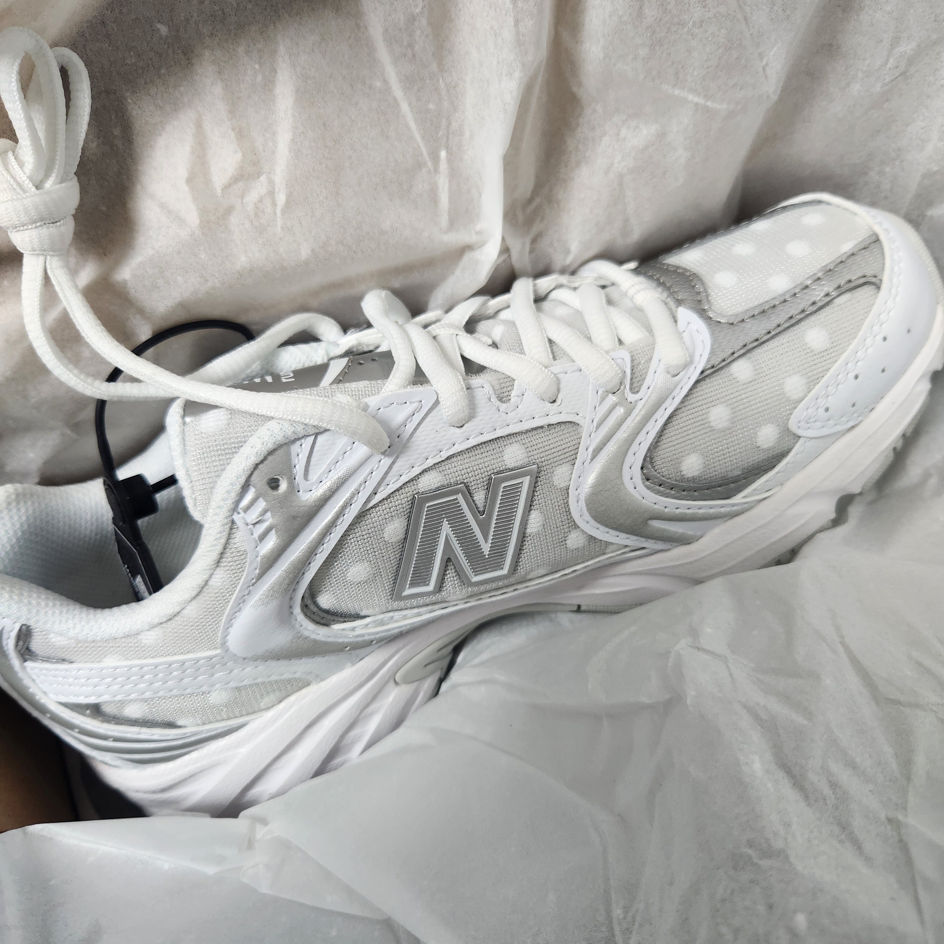New Balance 530 White Silver Metallic 착용 스타일