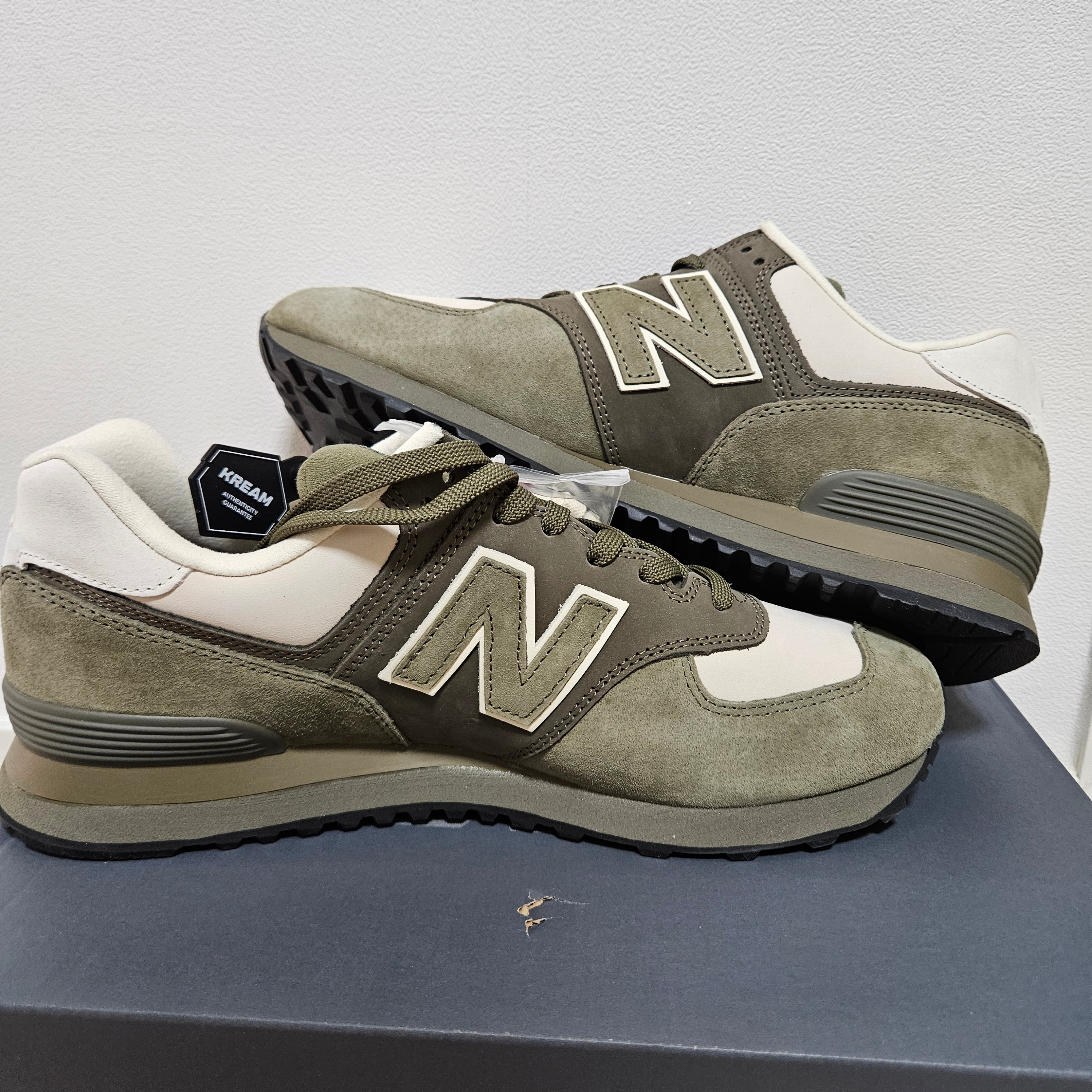 New Balance x Comme des Garcons Junya Watanabe Man 574 Suede Khaki Off White, New Balance x Comme des Garcons Junya Watanabe Man 574 Suede Grey Off White 착용 스타일 - 1