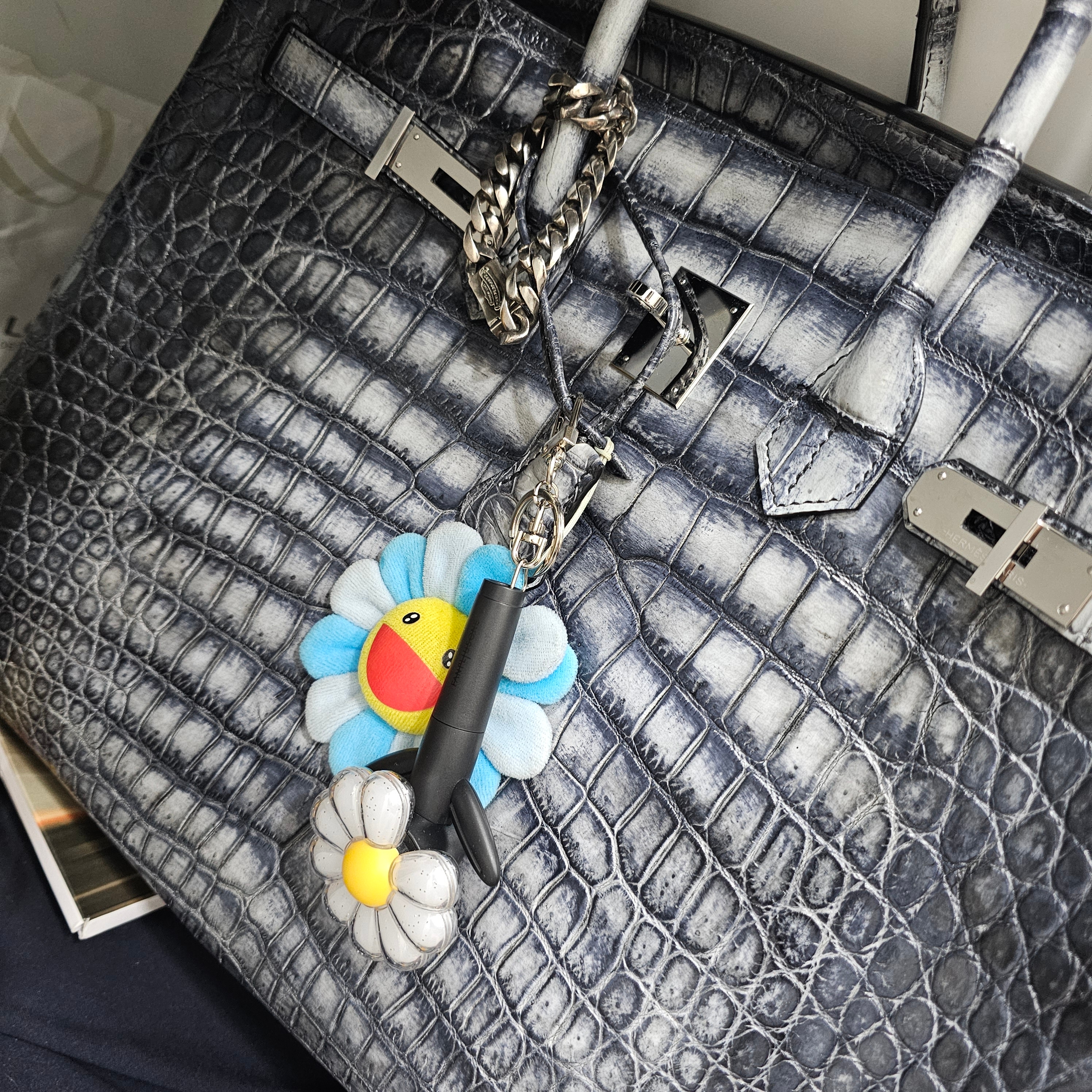 G-DRAGON Ubermensch Official Mini Light Keyring 착용 스타일