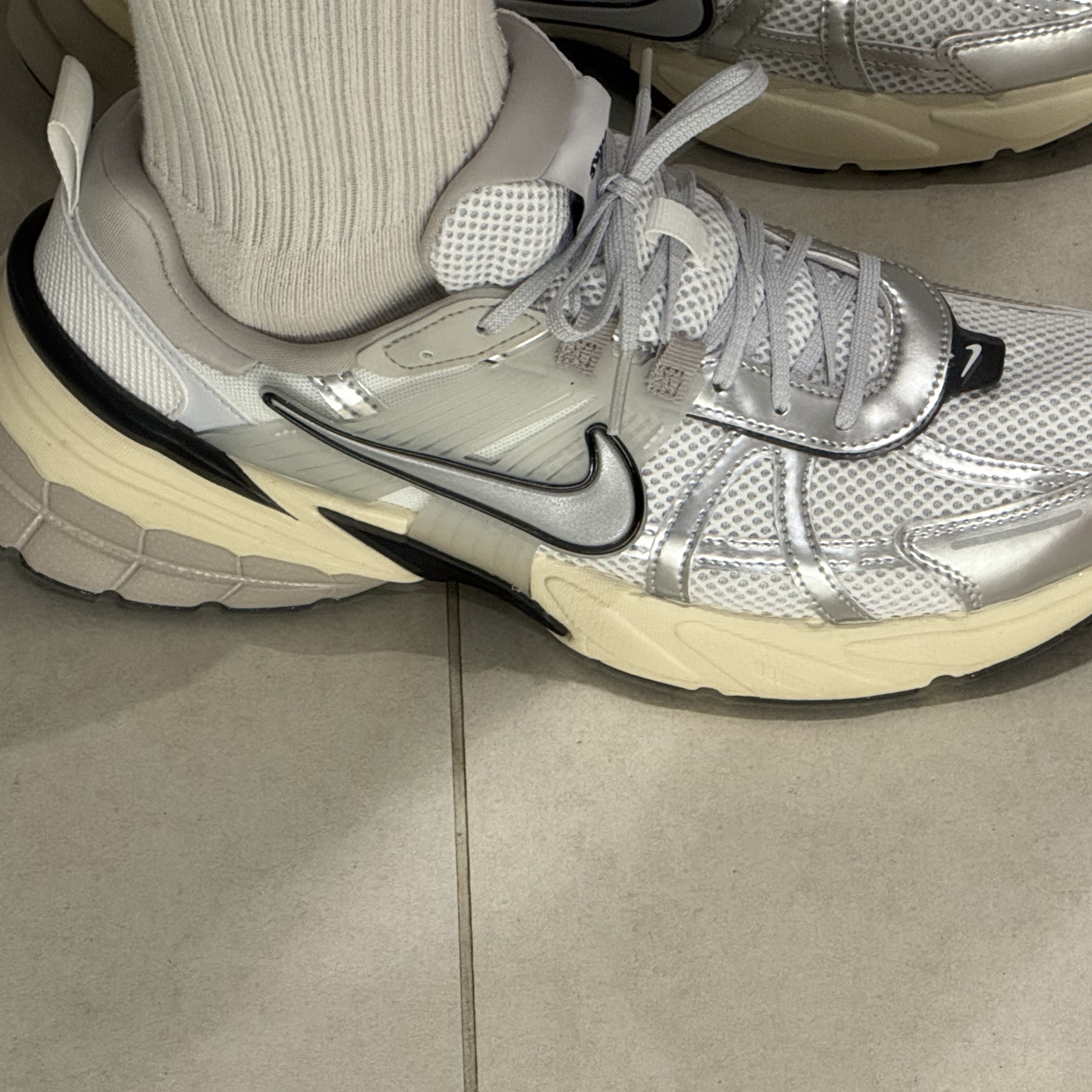 Nike V2K Run Summit White Metallic Silver 착용 스타일