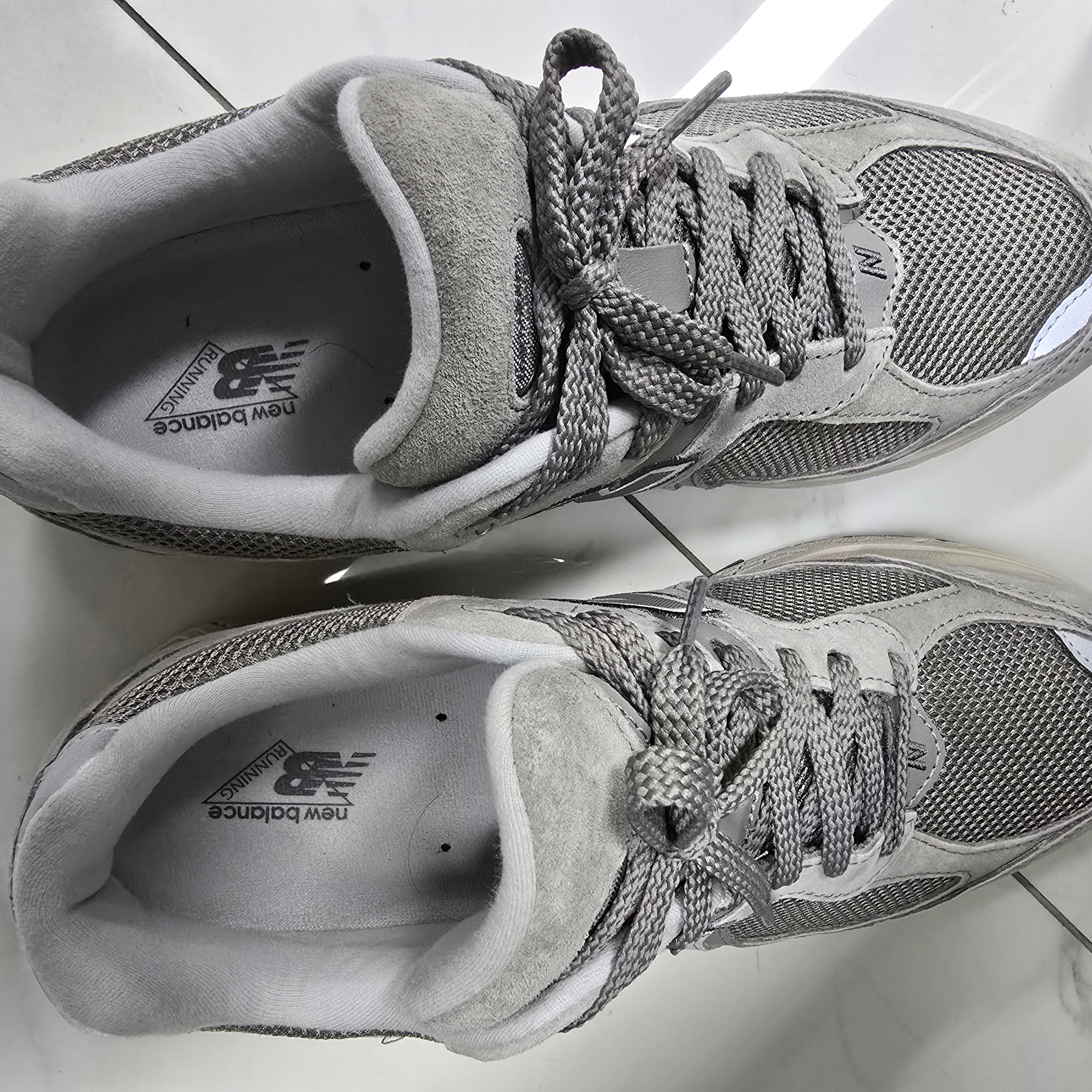New Balance 2002R Grey 착용 스타일