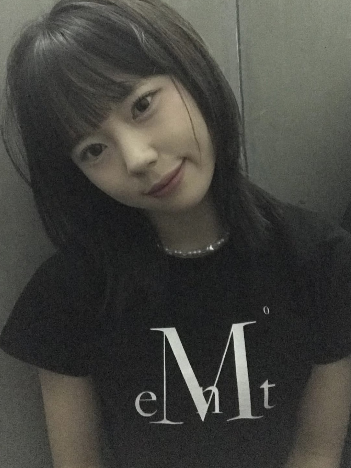 MUCENT Main Symbol Signature Logo Half T Black 착용 스타일 - 4