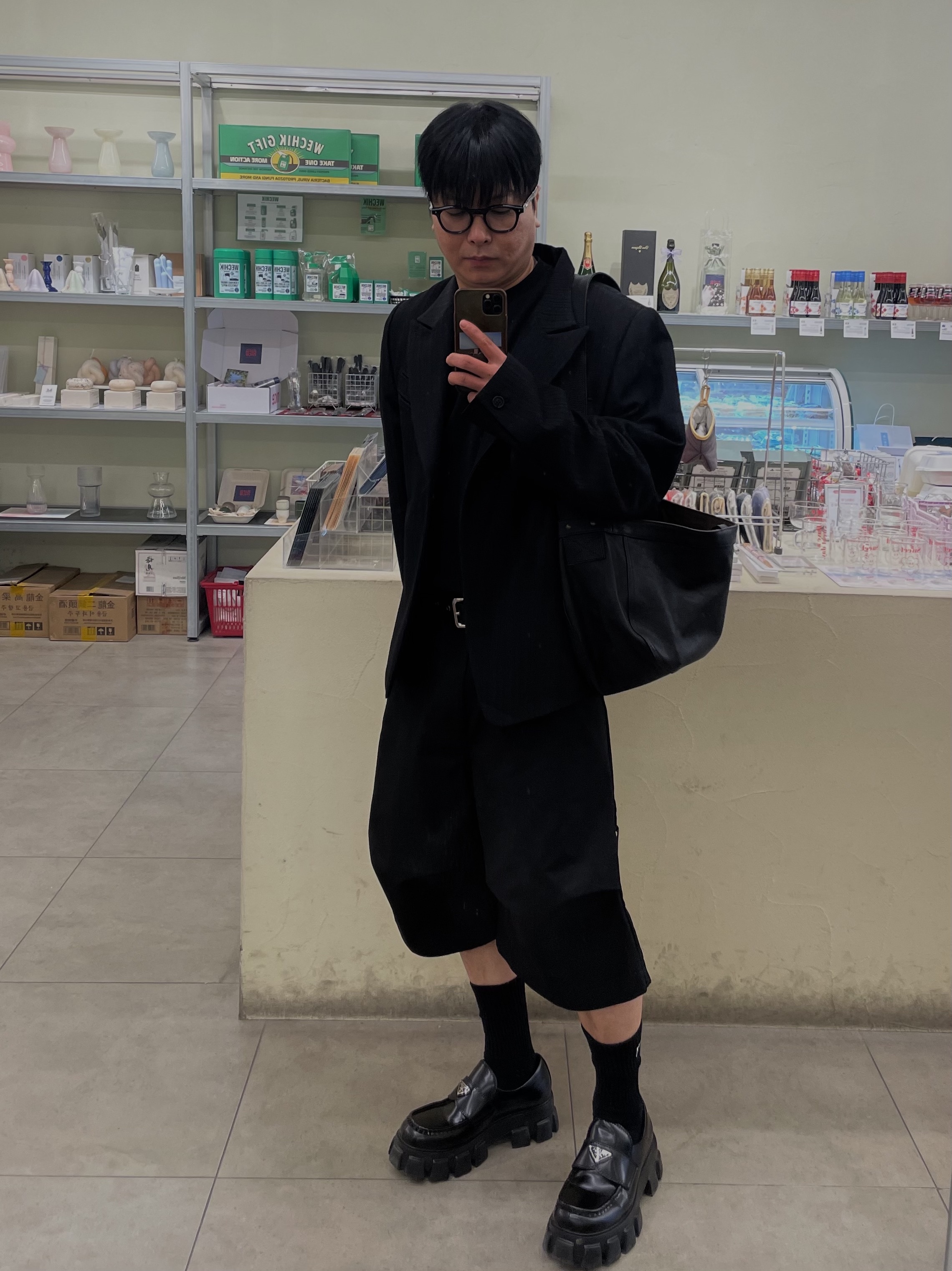 Nonnod Alpine Carpenter Shorts Matt Black, Stussy Small Stock Crew Socks Black (3 Pack) 착용 스타일