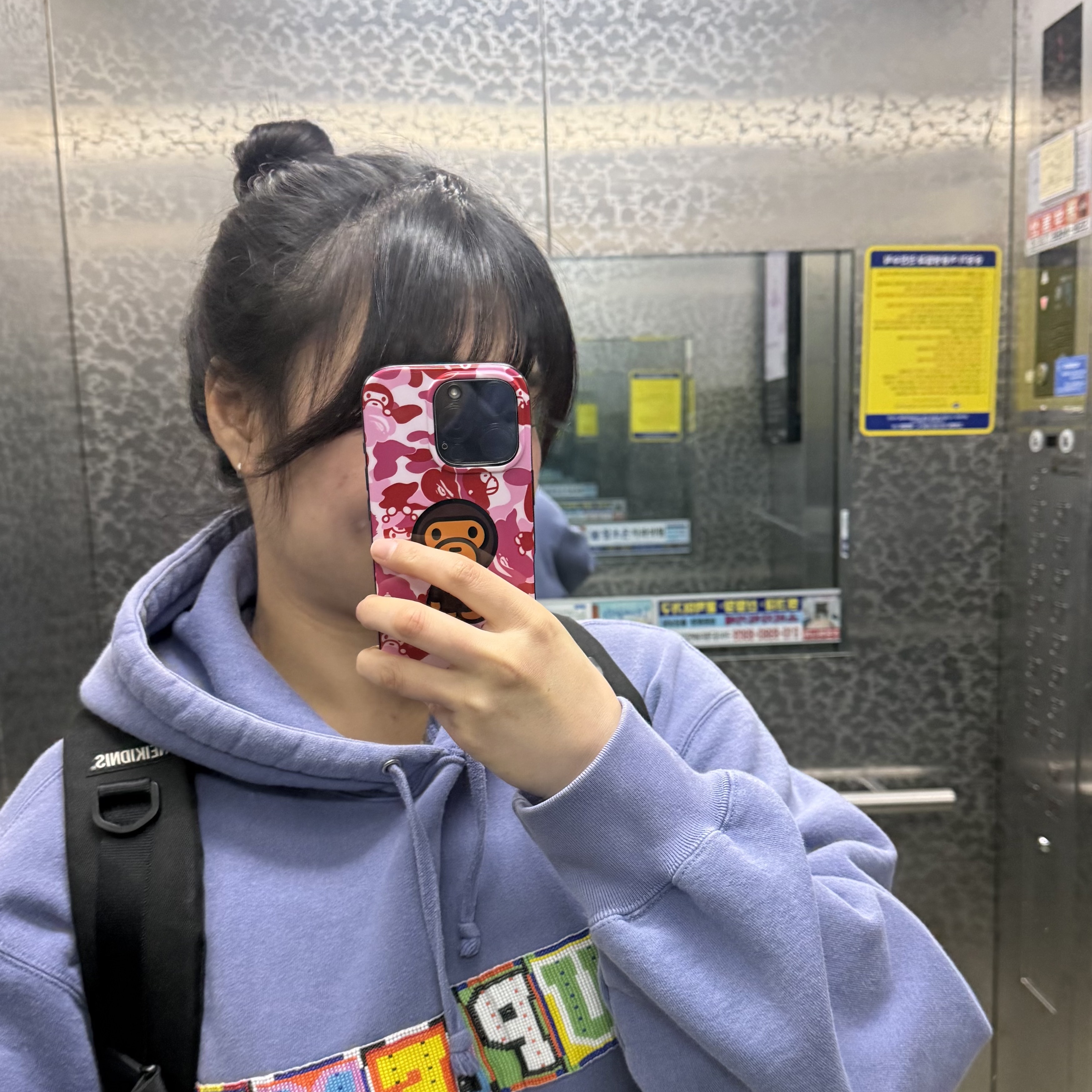 BAPE ABC Milo Camo iPhone 16 Pro Case Pink 착용 스타일 - 2