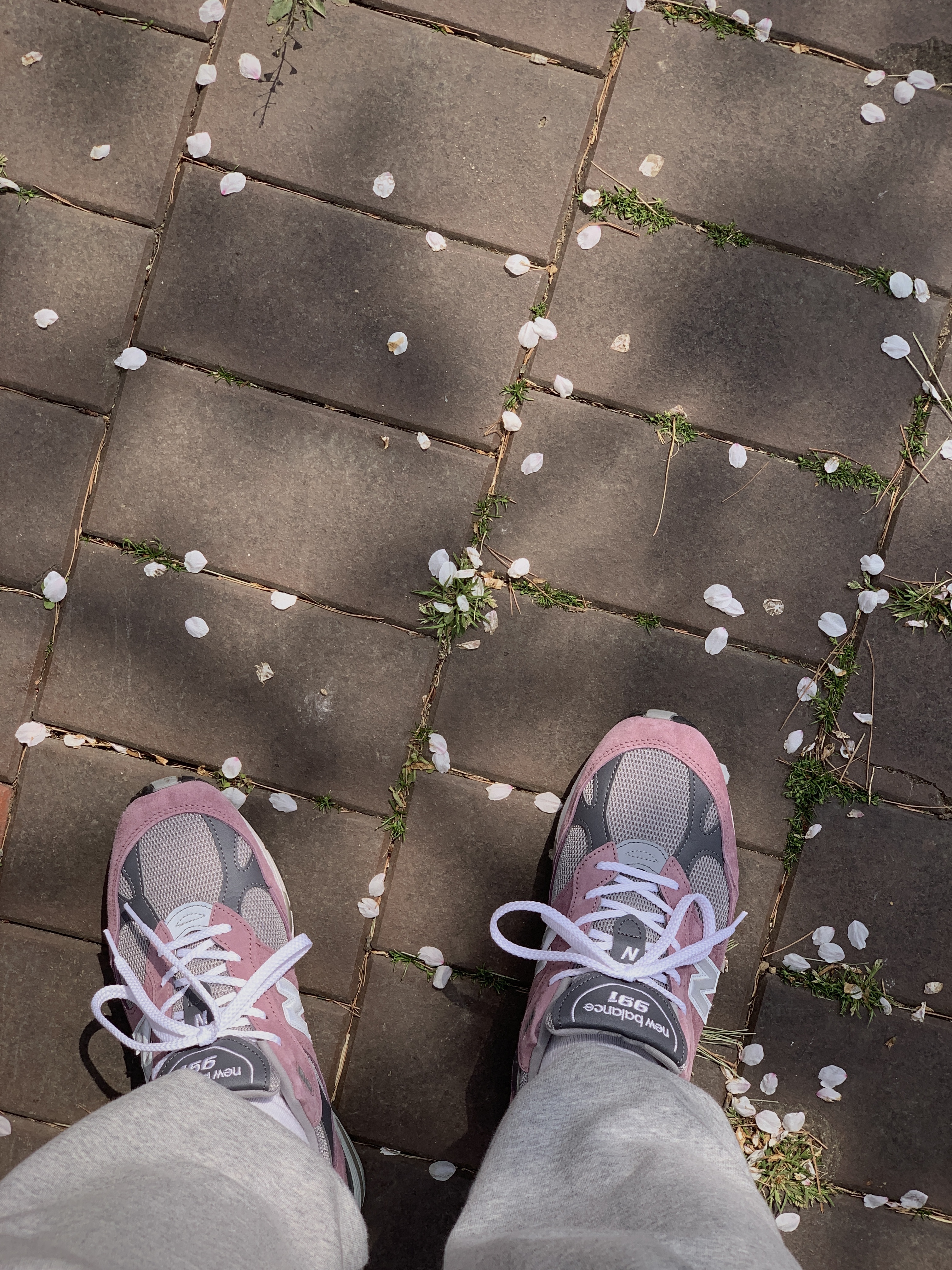 New Balance 991 Made in UK Pink Grey 착용 스타일 - 2