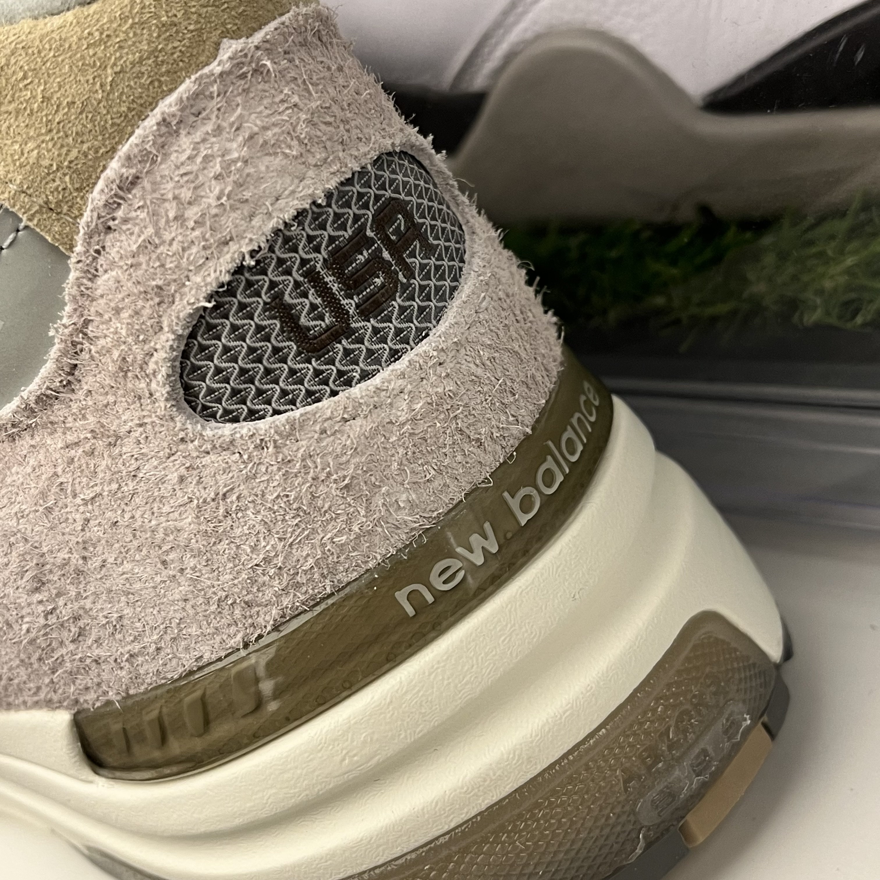 New Balance 992 Made in USA Moonrock Mushroom 착용 스타일 - 2