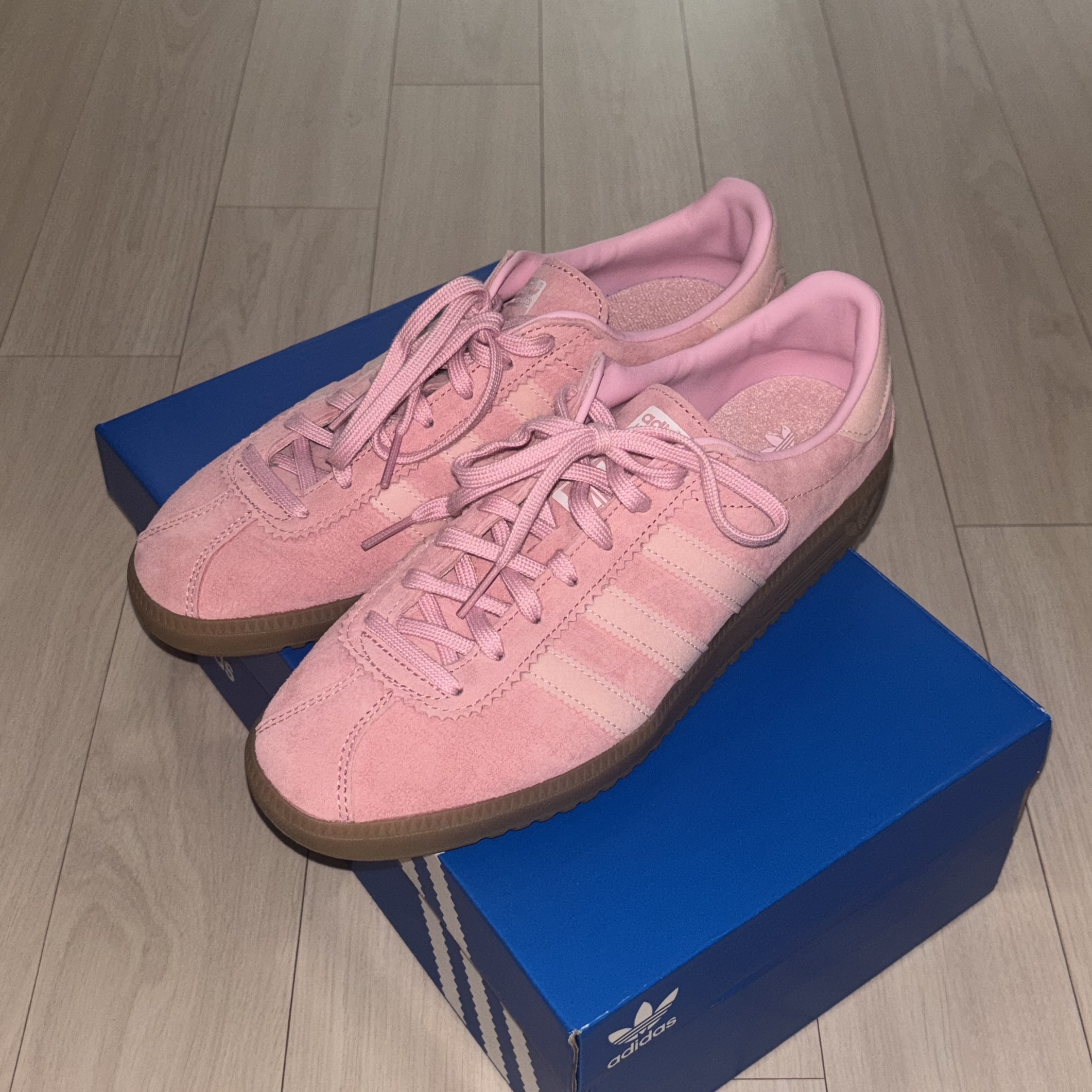 Adidas Bermuda Glow Pink 착용 스타일 - 1