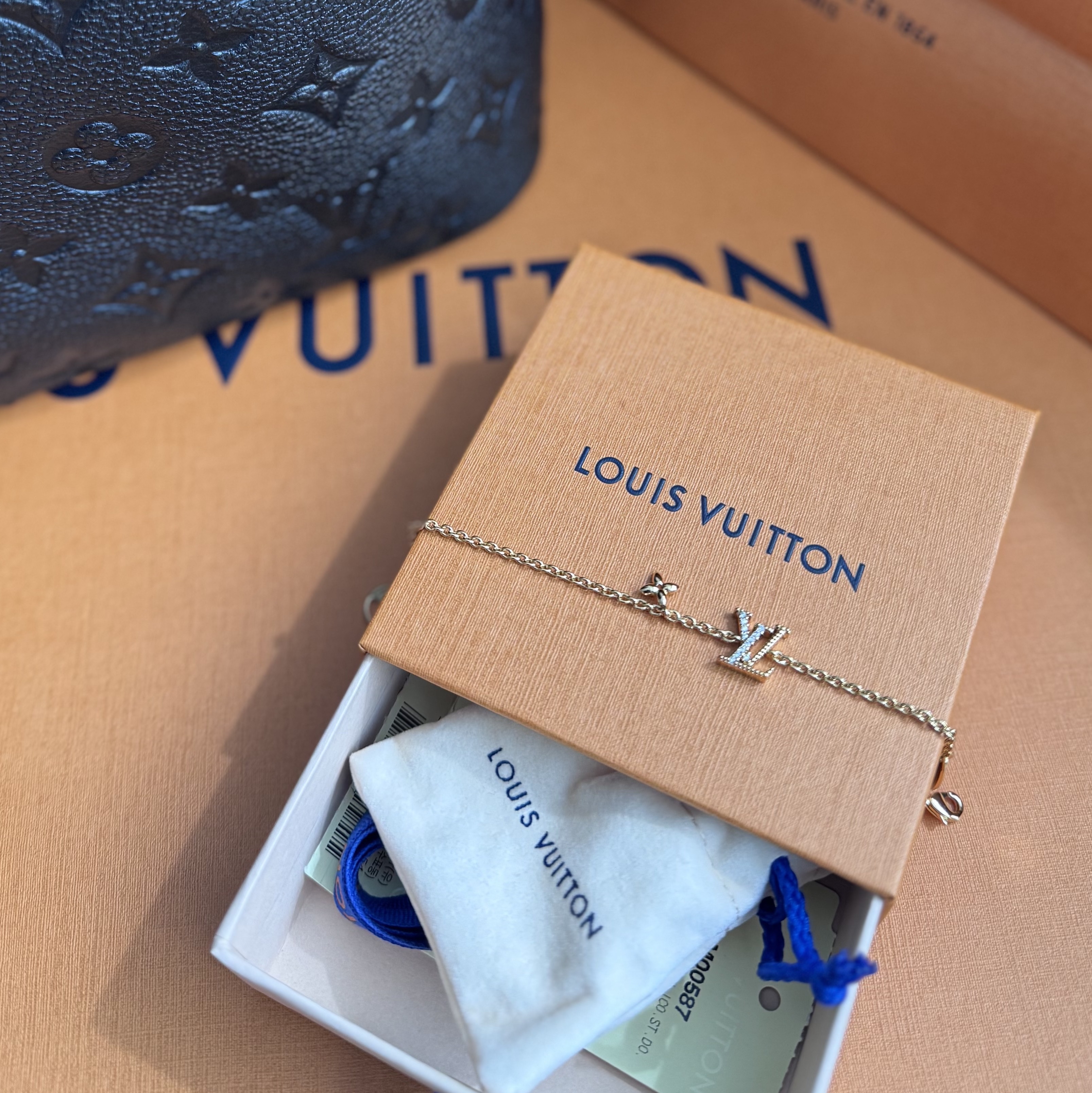 (W) Louis Vuitton LV Iconic Bracelet Gold 착용 스타일
