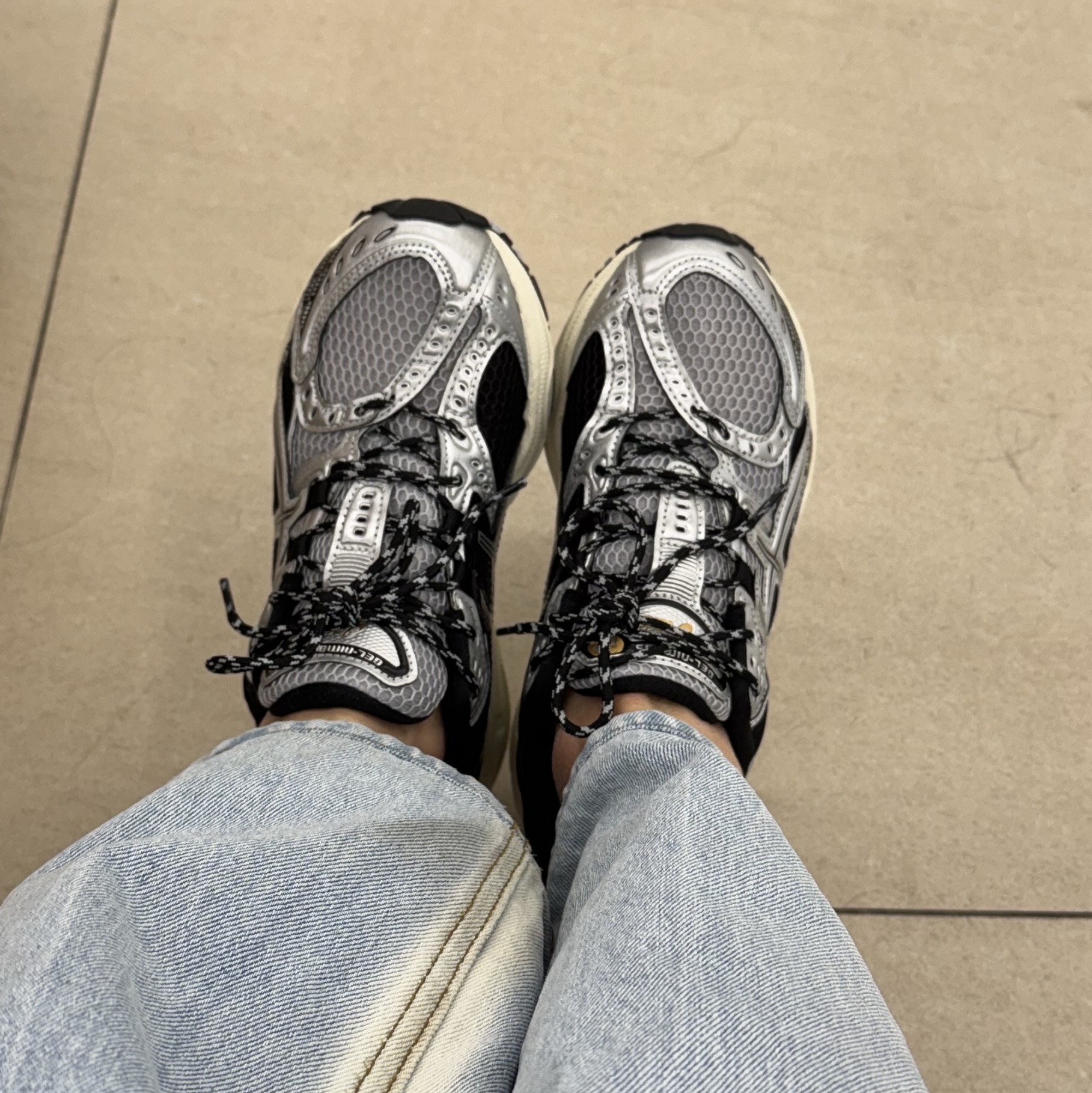Asics Gel-Nimbus 10.1 Piedmont Grey Pure Silver 착용 스타일 - 1