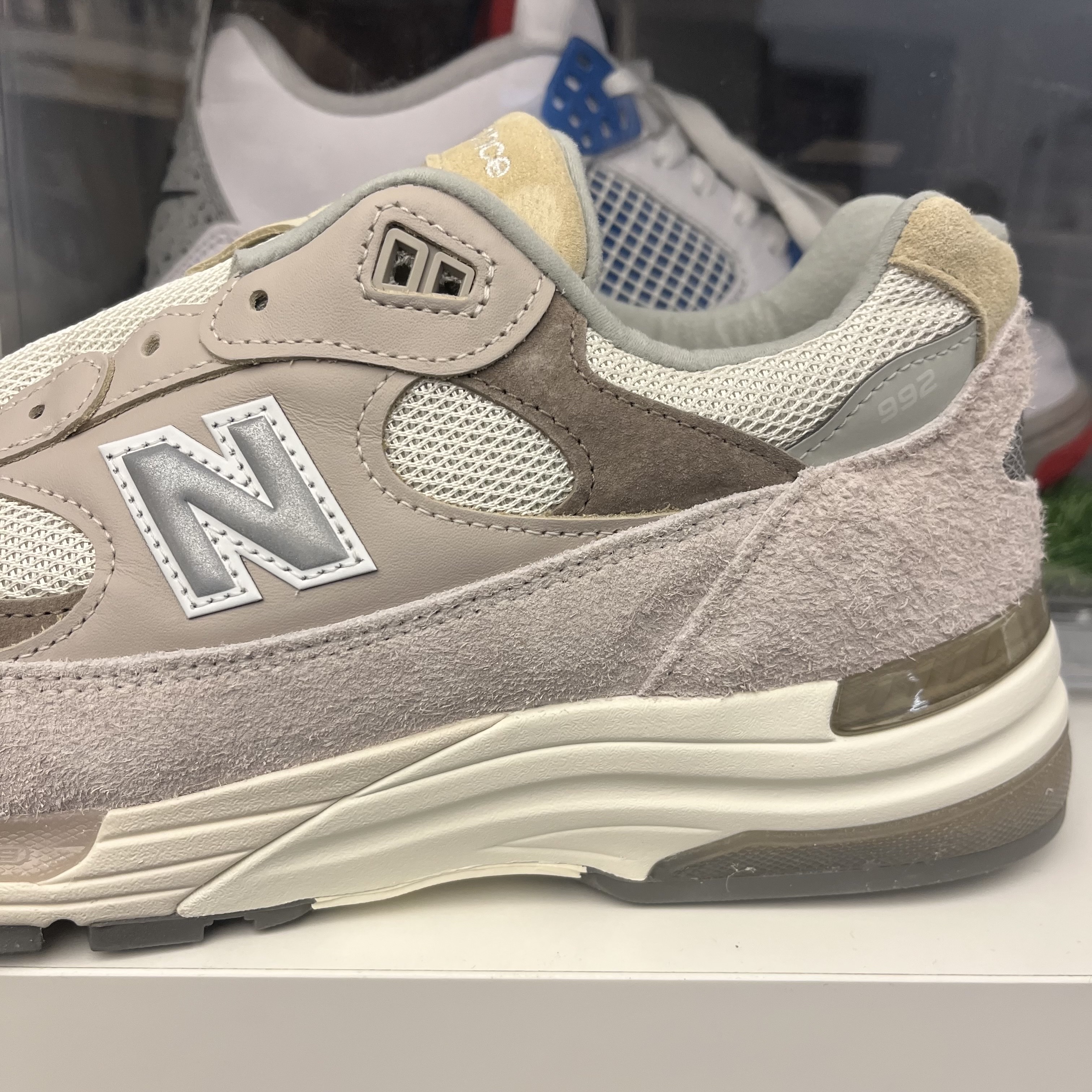 New Balance 992 Made in USA Moonrock Mushroom 착용 스타일 - 3
