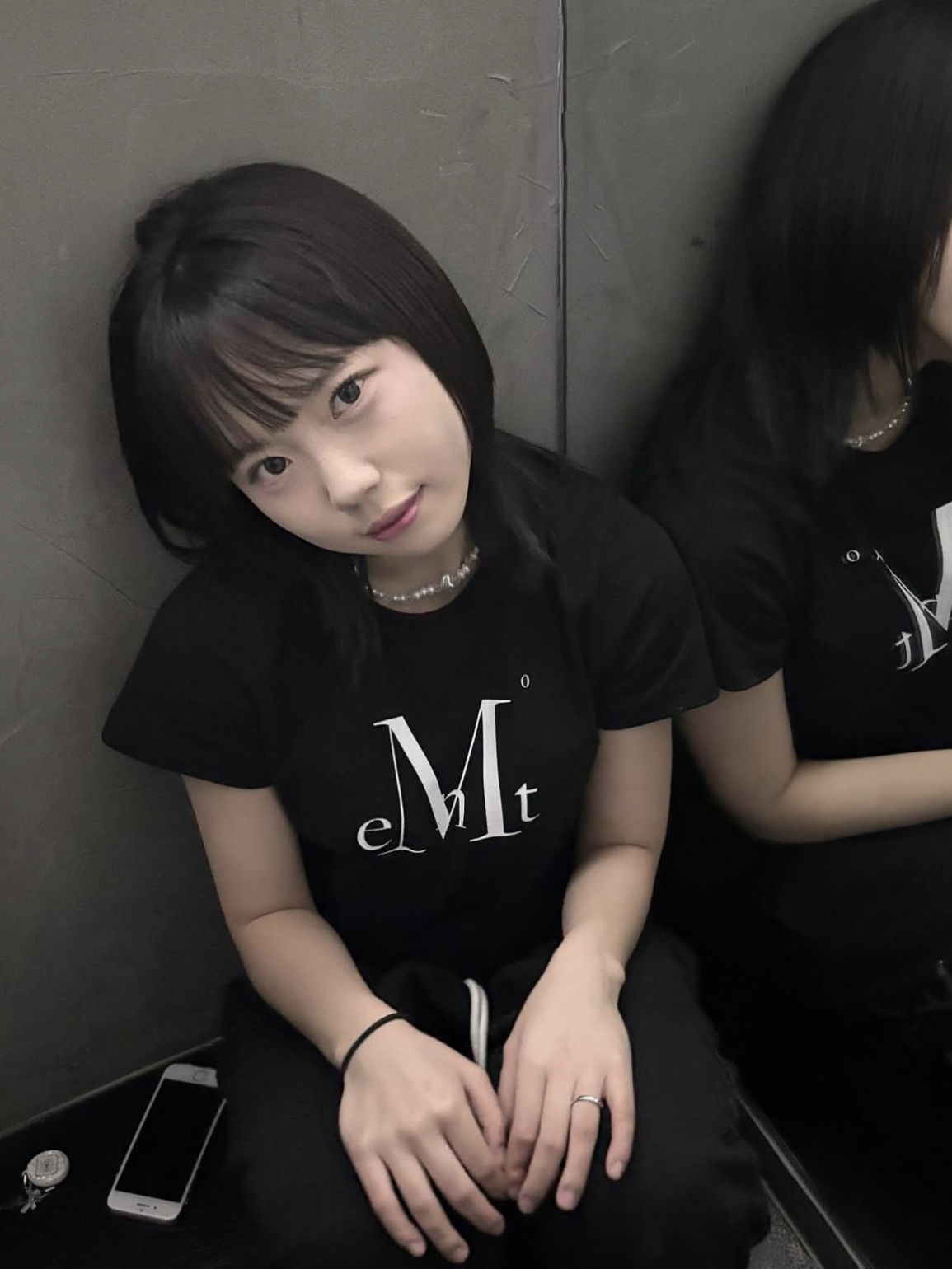 MUCENT Main Symbol Signature Logo Half T Black 착용 스타일 - 2