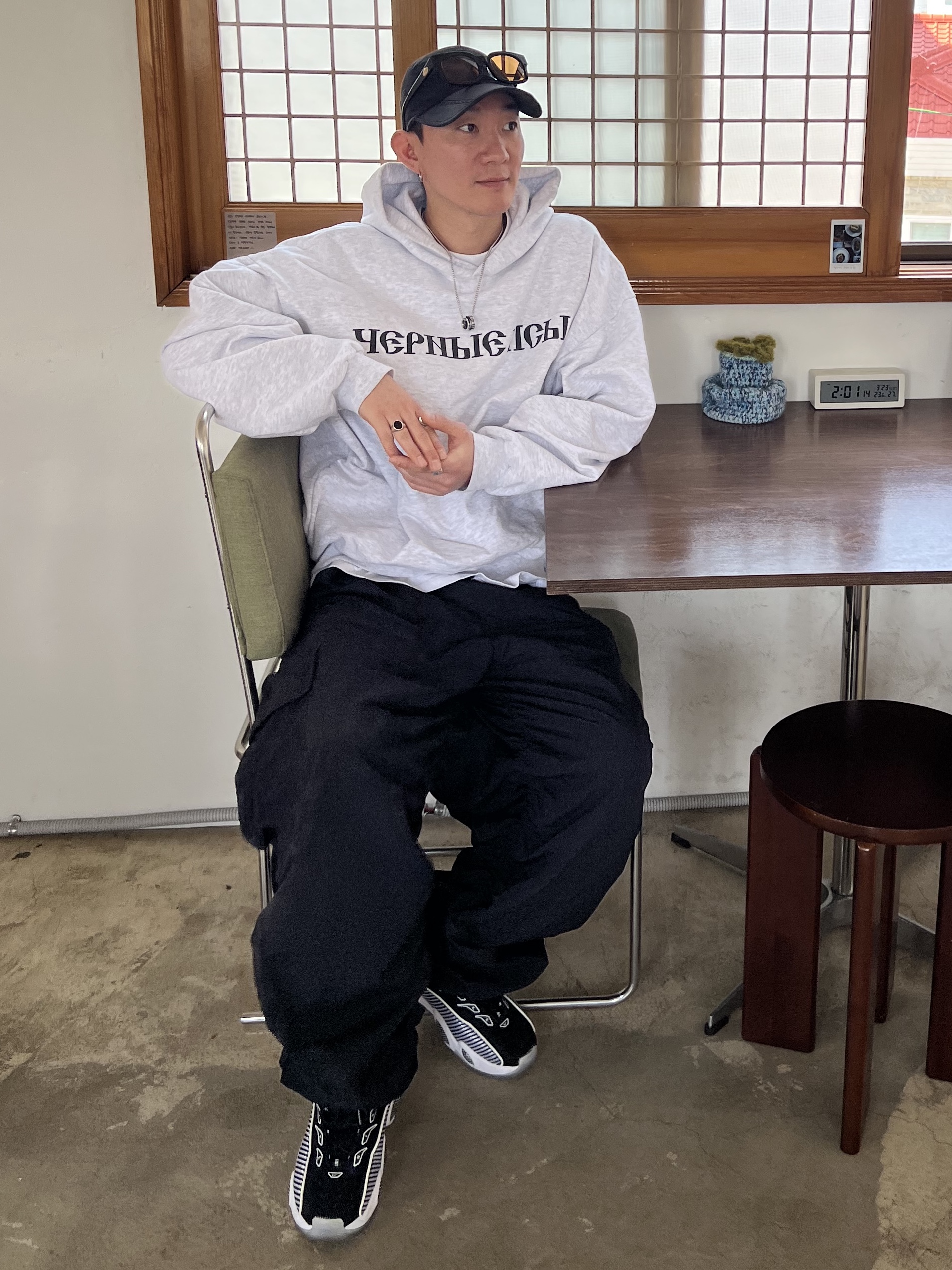 Yeezy x Gosha Rubchinskiy YZY Black Dogs Hoodie Heather Grey, Nike x Drake Nocta Glide Black White Clear 착용 스타일